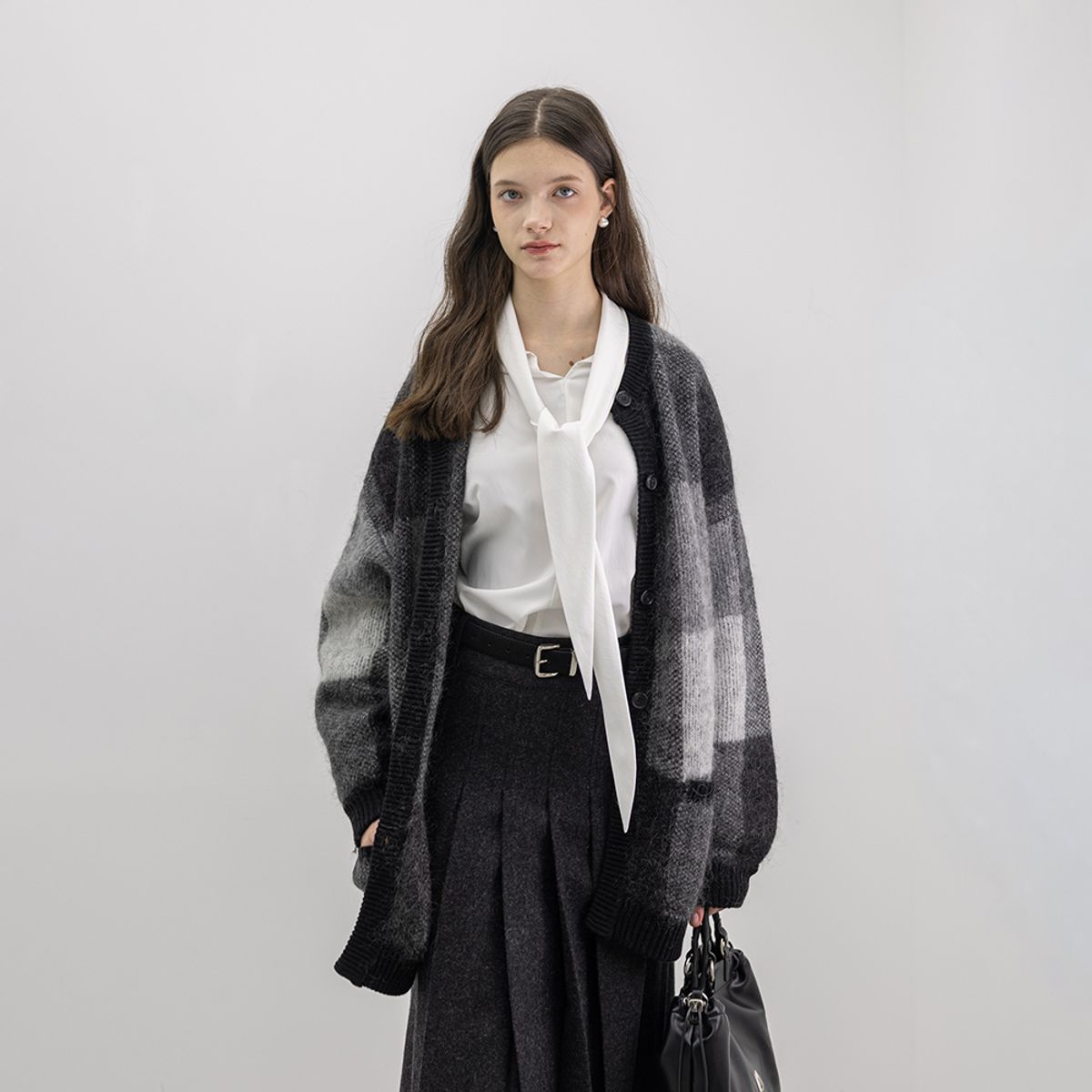 웬스데이딜라잇(WEDNESDAY DELIGHT) WD_Winter color-blocked knit cardigan_BLACK