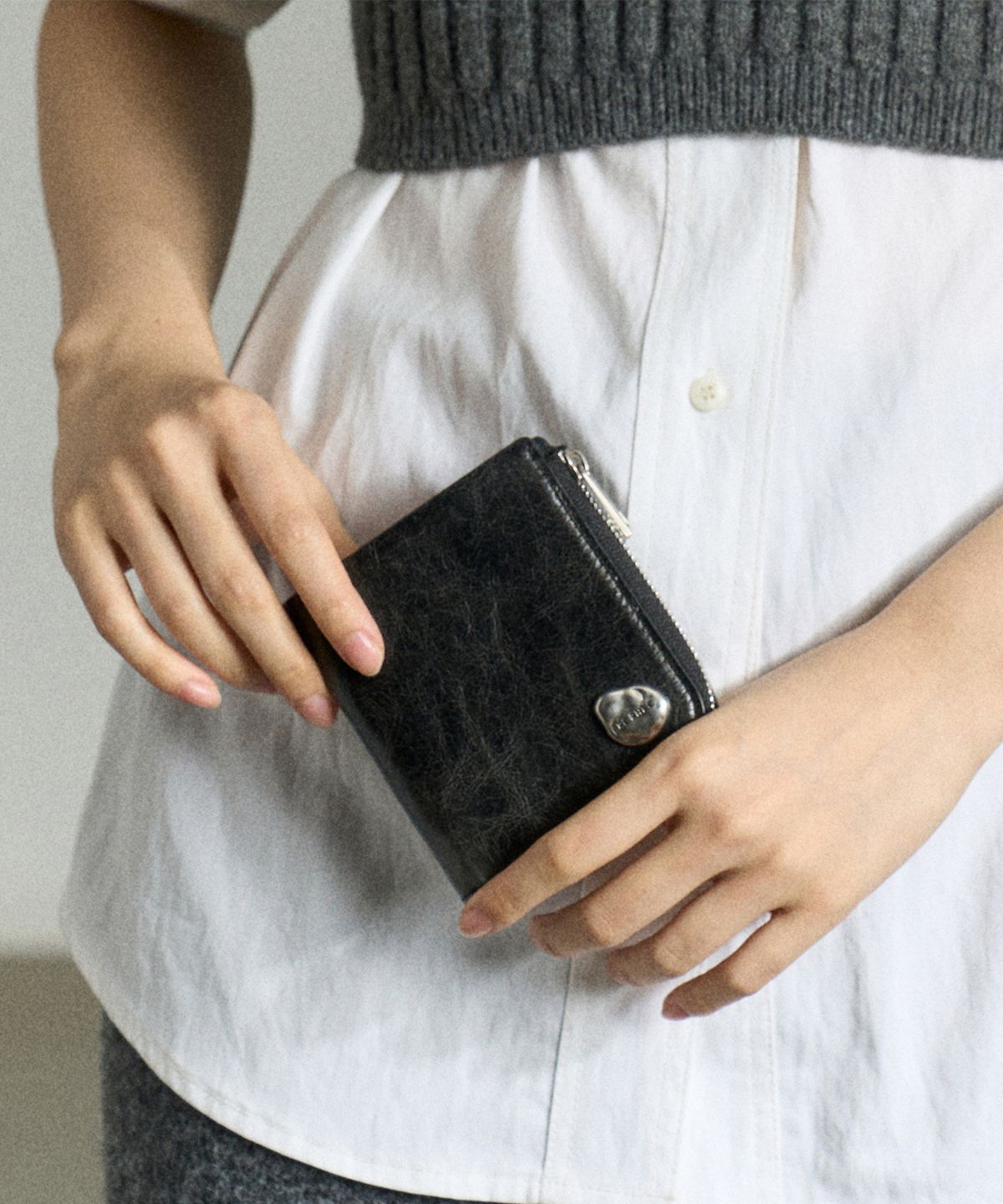 리이(RE RHEE) SOFT ZIP WALLET CHARCOAL GRAY