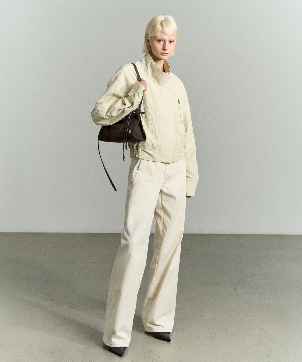 리이(RE RHEE) ASYMMETRIC COWHIDE SHOULDER BAG