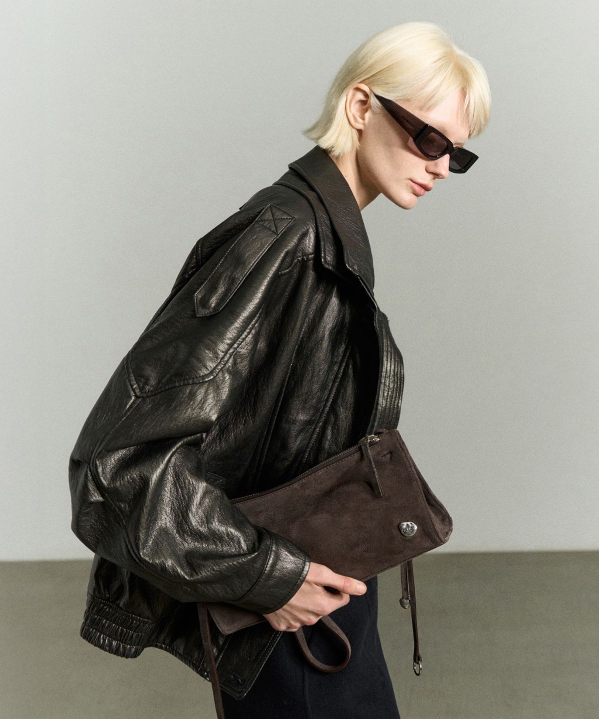 리이(RE RHEE) ASYMMETRIC COWHIDE SHOULDER BAG