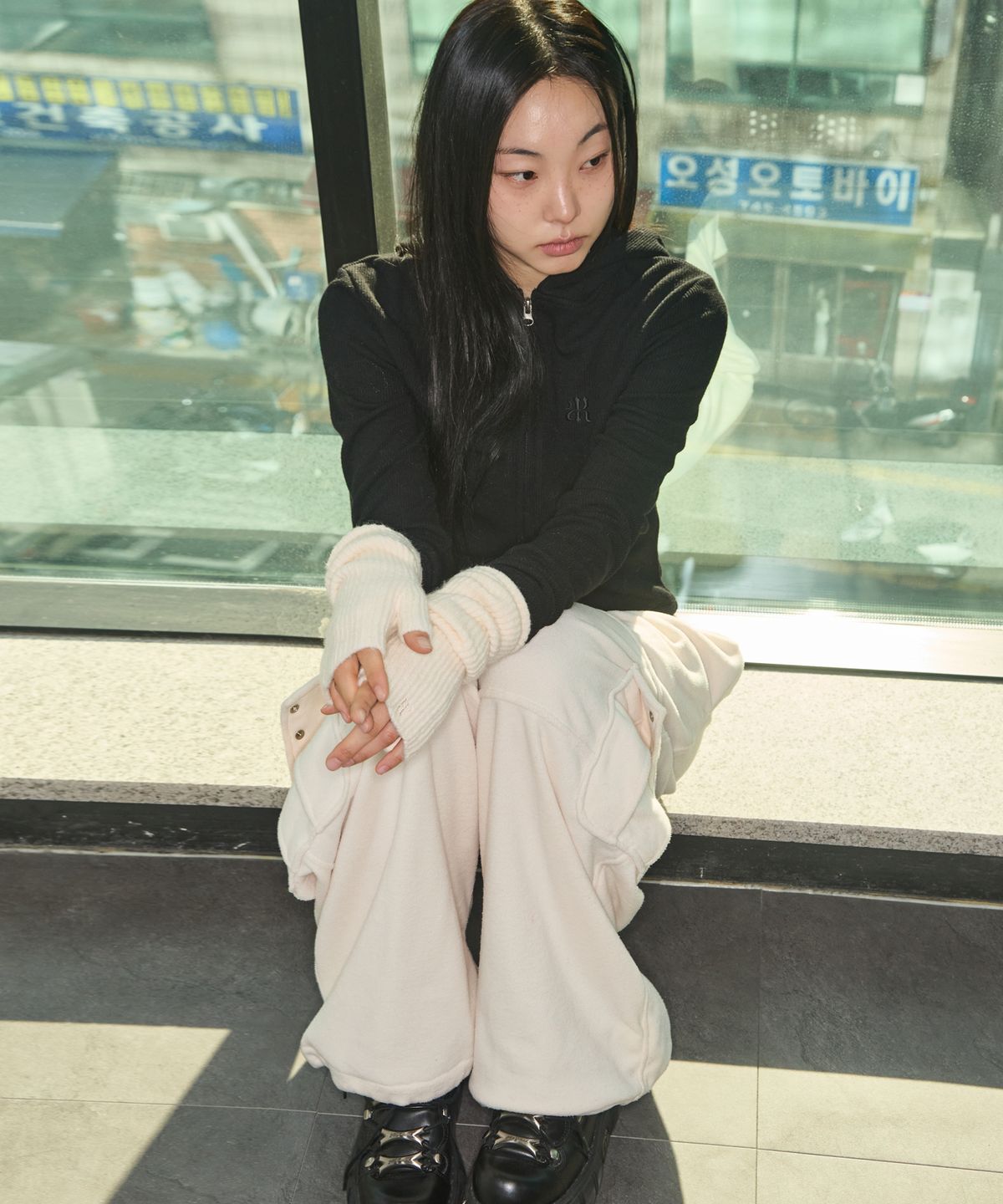 러닝하이(RUNNINGHIGH) R 로고 플리스 카고팬츠 [아이보리]