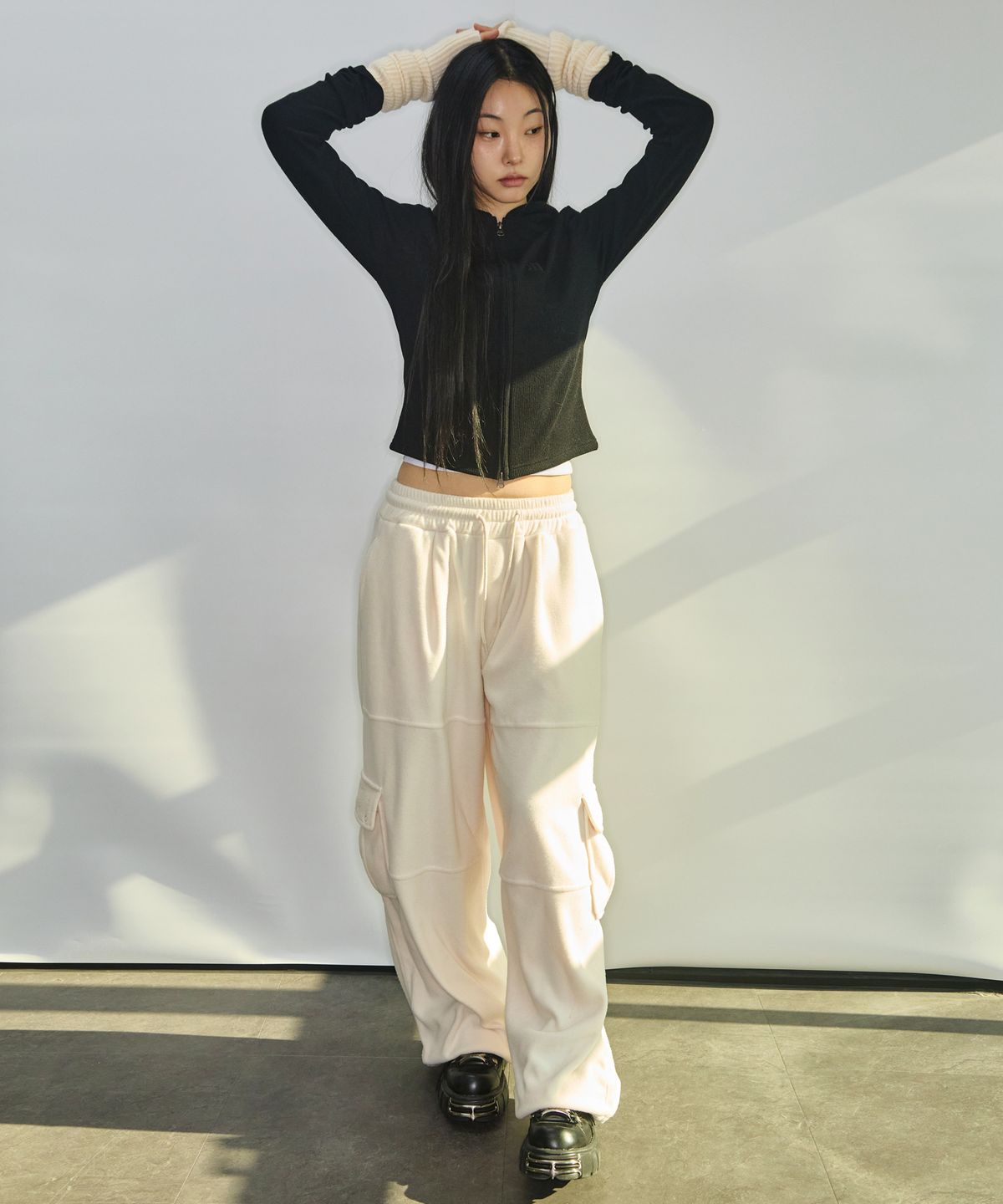 러닝하이(RUNNINGHIGH) R 로고 플리스 카고팬츠 [아이보리]