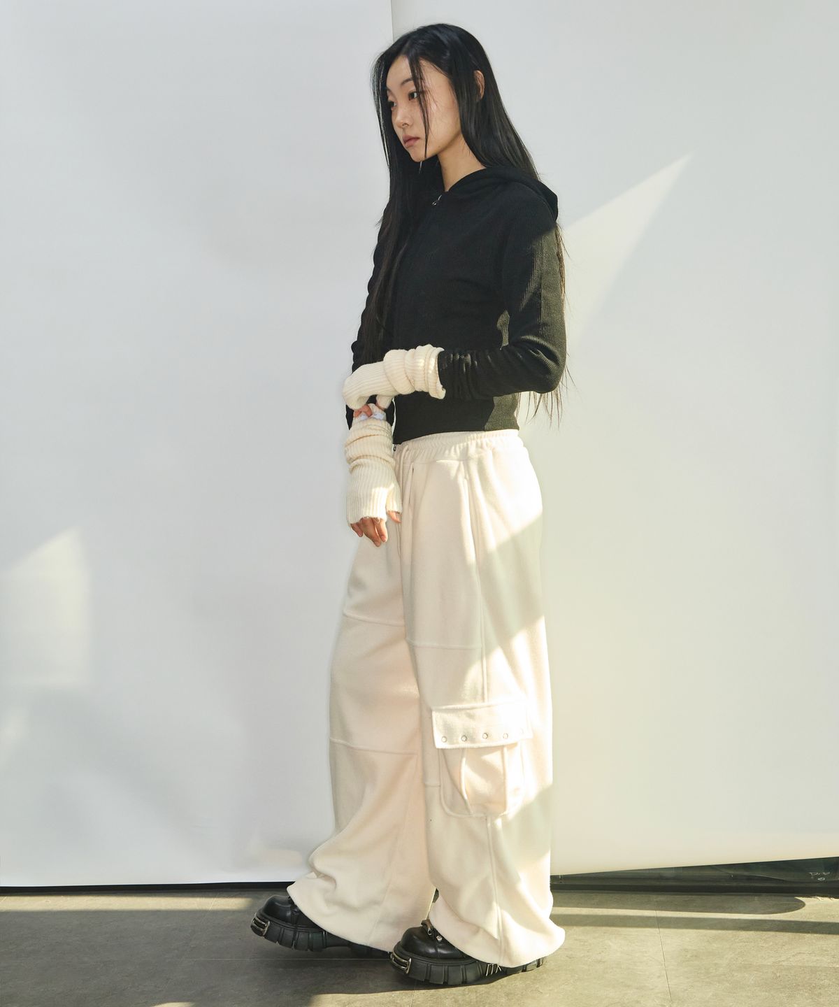 러닝하이(RUNNINGHIGH) R 로고 슬림 집업 후디 [블랙]