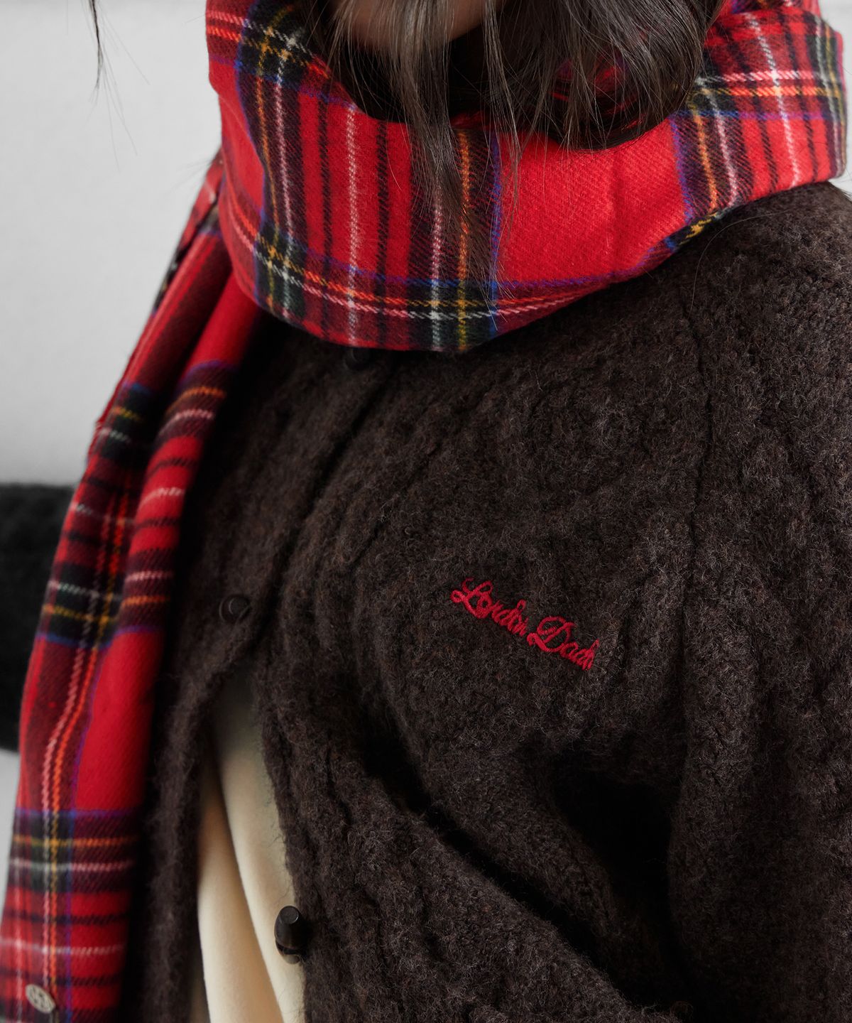 런던다다(LONDONDADA) TOGGLE BUTTON CABLE COLLAR CARDIGAN, D.BROWN
