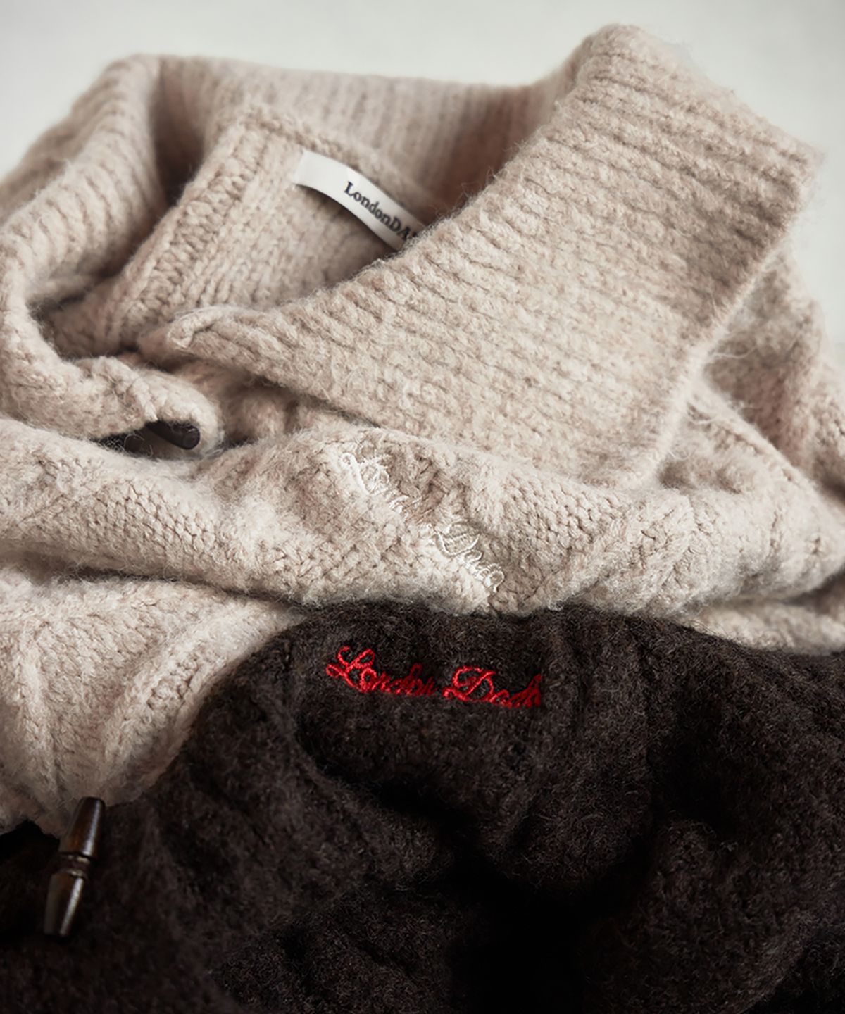 런던다다(LONDONDADA) TOGGLE BUTTON CABLE COLLAR CARDIGAN, OAT BEIGE