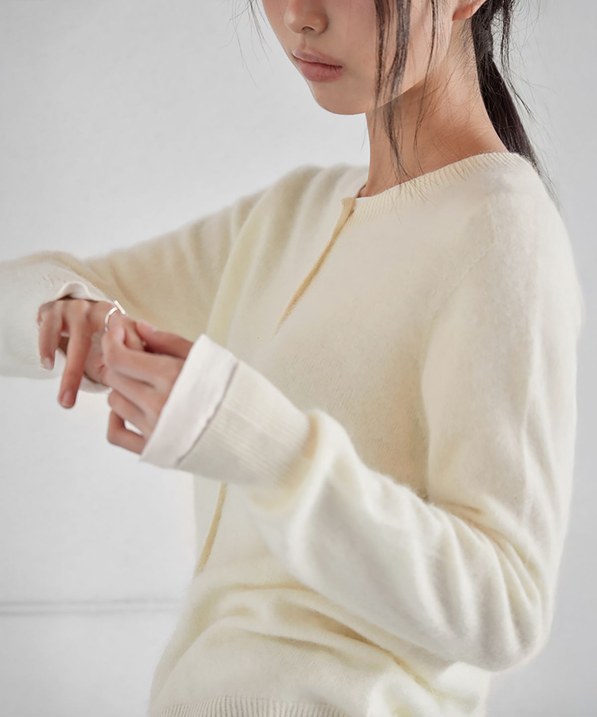 런던다다(LONDONDADA) CASH WOOL PENDANT OBJET BUTTON CARDIGAN, IVORY