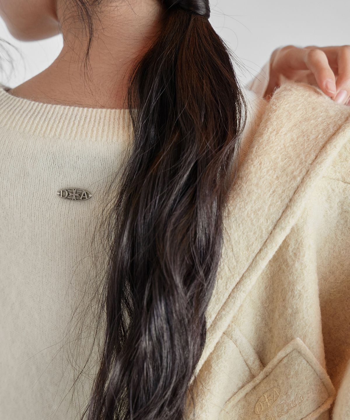 런던다다(LONDONDADA) CASH WOOL PENDANT OBJET BUTTON CARDIGAN, IVORY