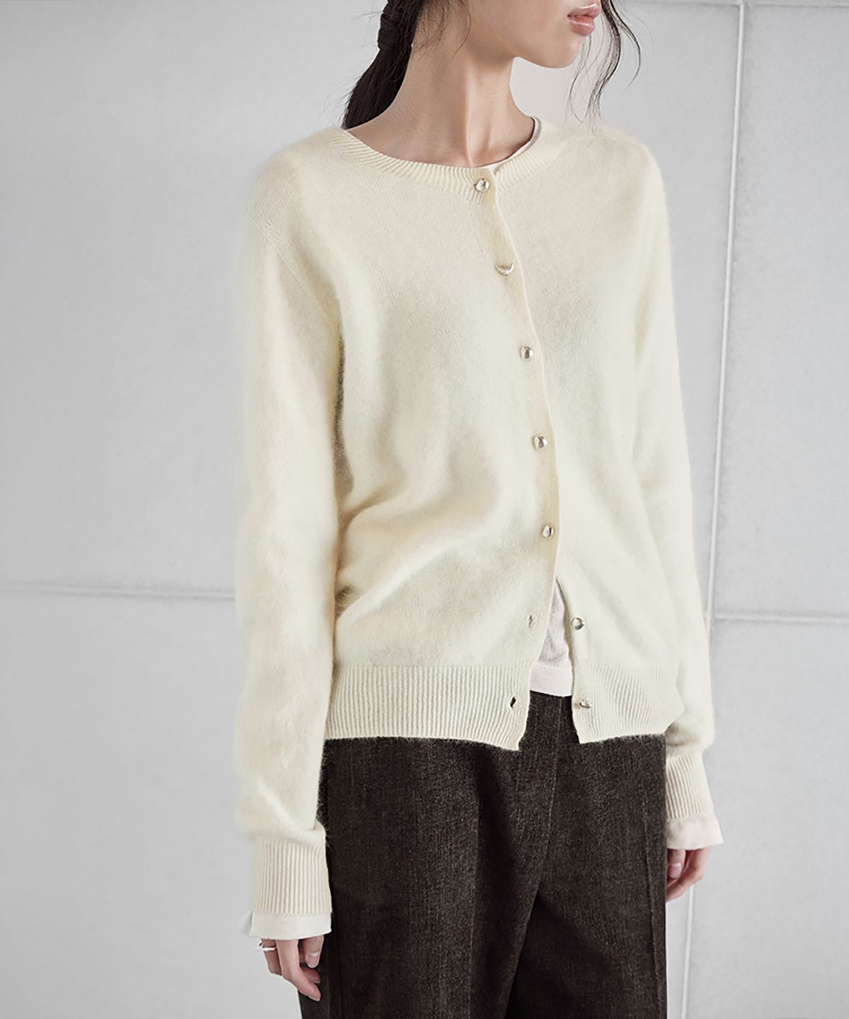 런던다다(LONDONDADA) CASH WOOL PENDANT OBJET BUTTON CARDIGAN, IVORY