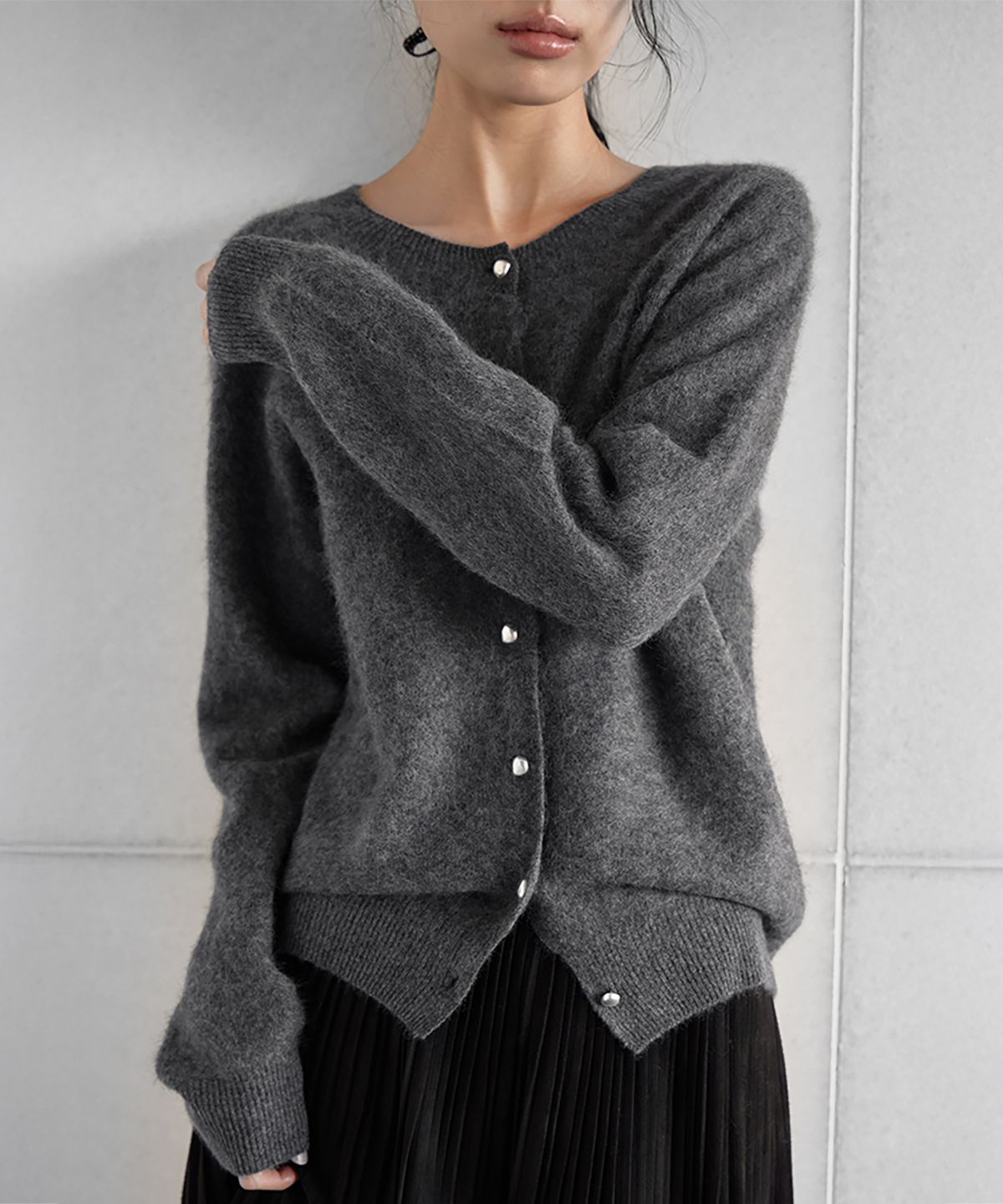 런던다다(LONDONDADA) CASH WOOL PENDANT OBJET BUTTON CARDIGAN, CHARCOAL