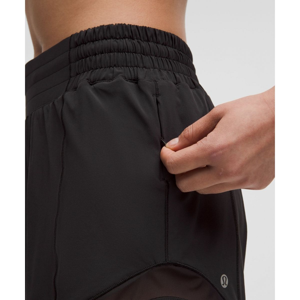 룰루레몬(LULULEMON) 핫티 핫 하이라이즈 라인드 쇼츠 4inch  BLK