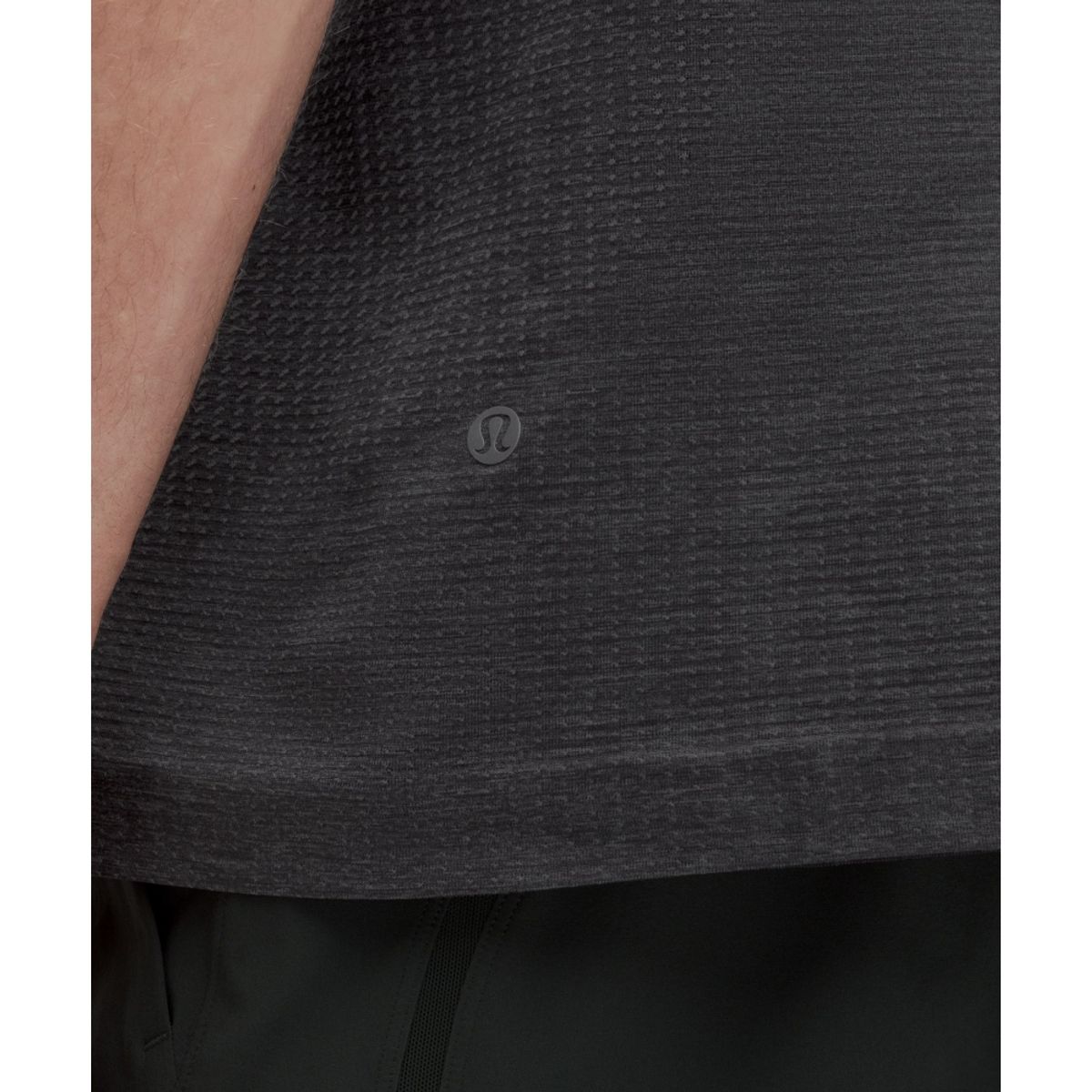 룰루레몬(LULULEMON) 메탈 벤트 테크 슬리브리스 셔츠 *업데이트 핏  GGRE BLK