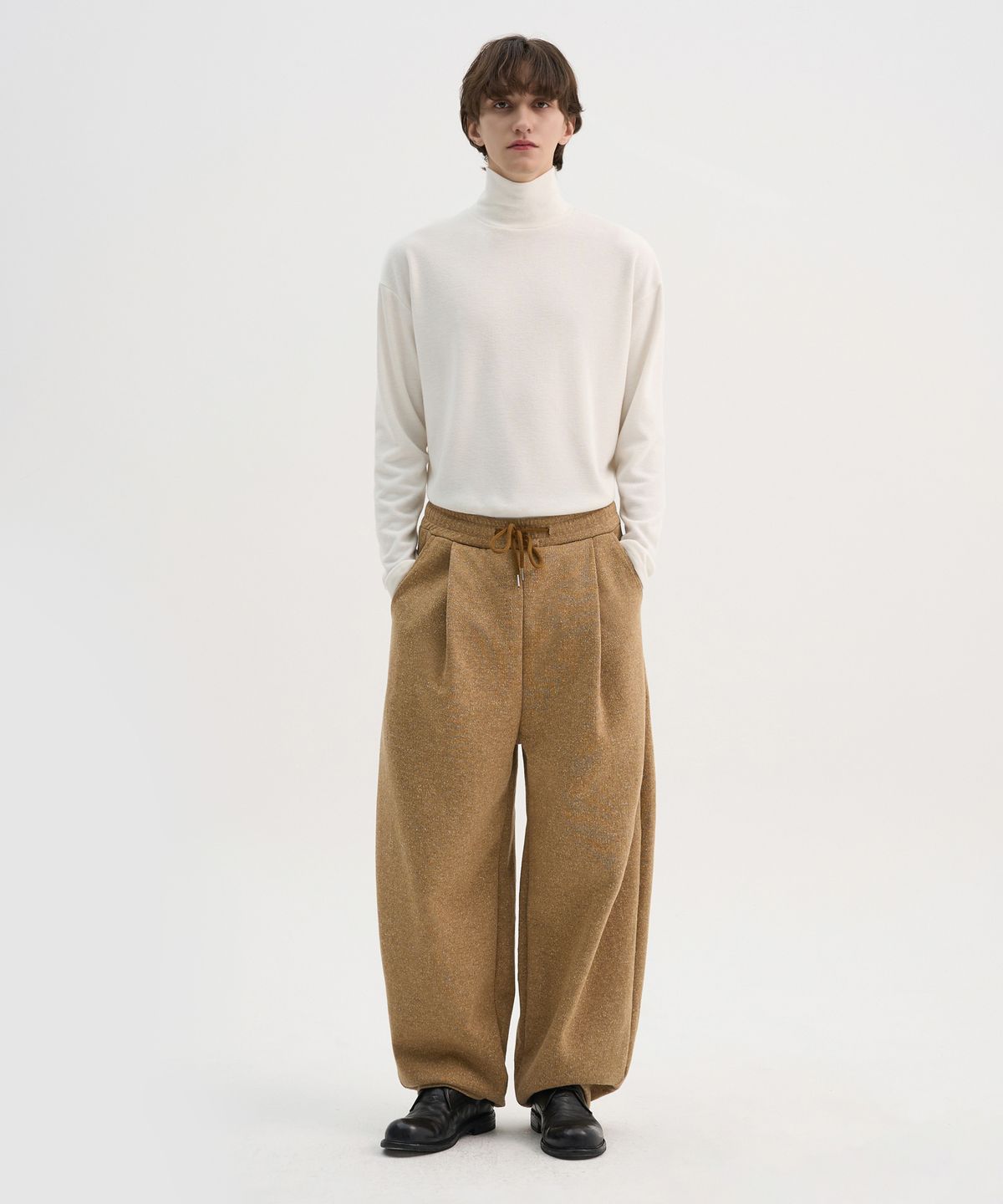 트립르센스(TRIP LE SENS) [F/W]네프 텍스처 원턱 커브드 밴딩 팬츠_멜란 베이지