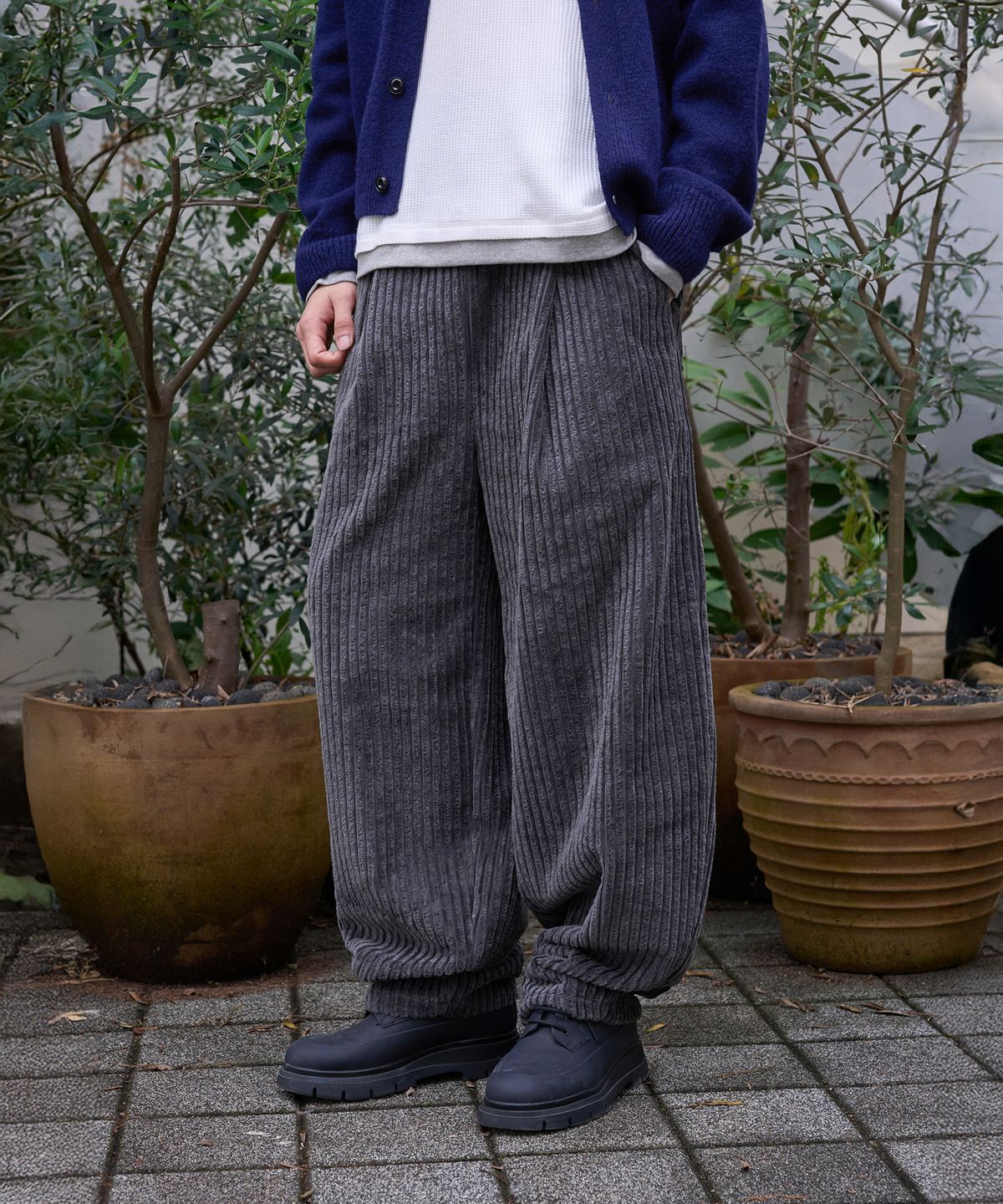 트립르센스(TRIP LE SENS) [F/W]코듀로이 원턱 커브드 밴딩 팬츠_차콜