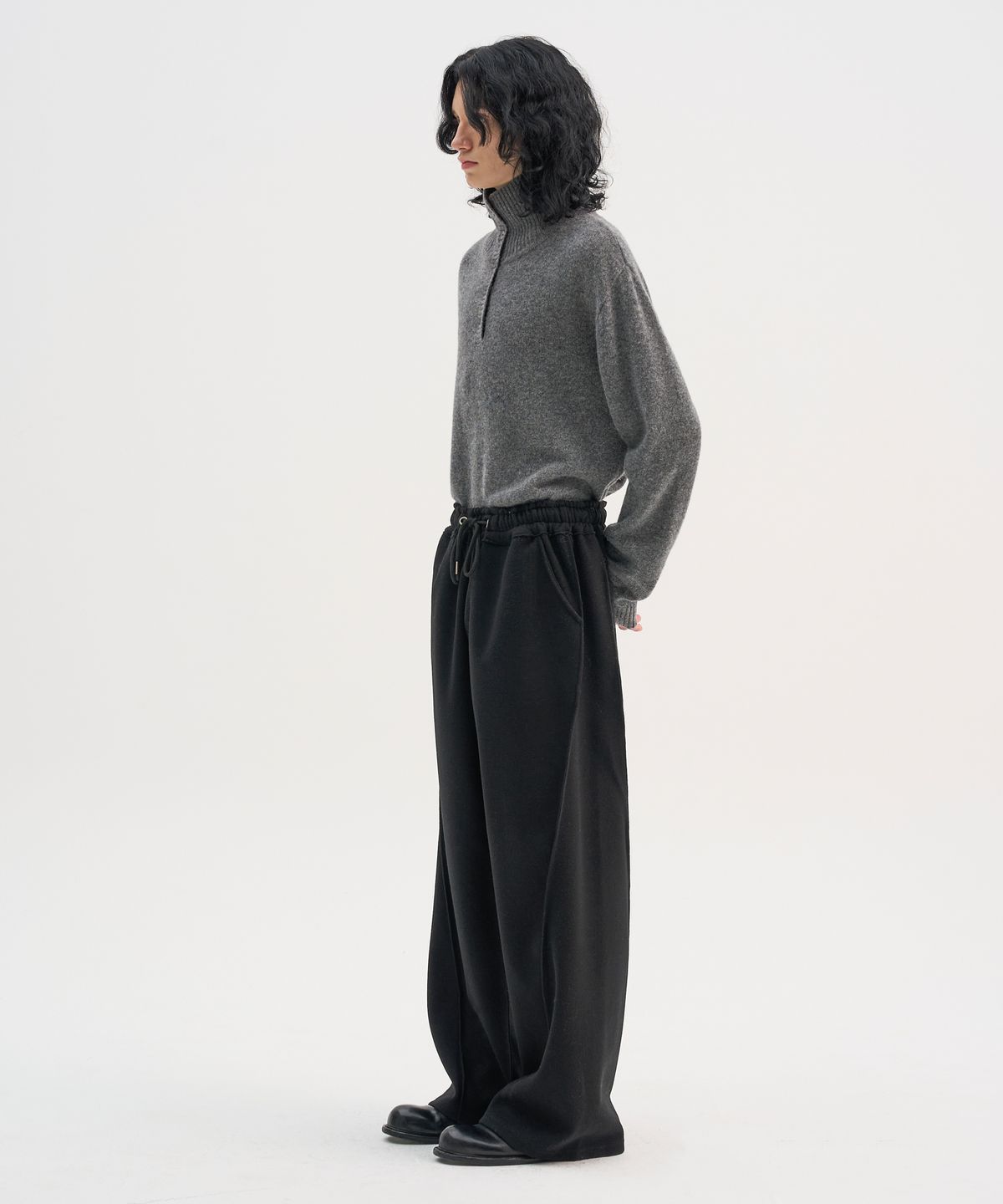 트립르센스(TRIP LE SENS) [F/W]컷 아웃 소프트 커브드 밴딩 팬츠_블랙