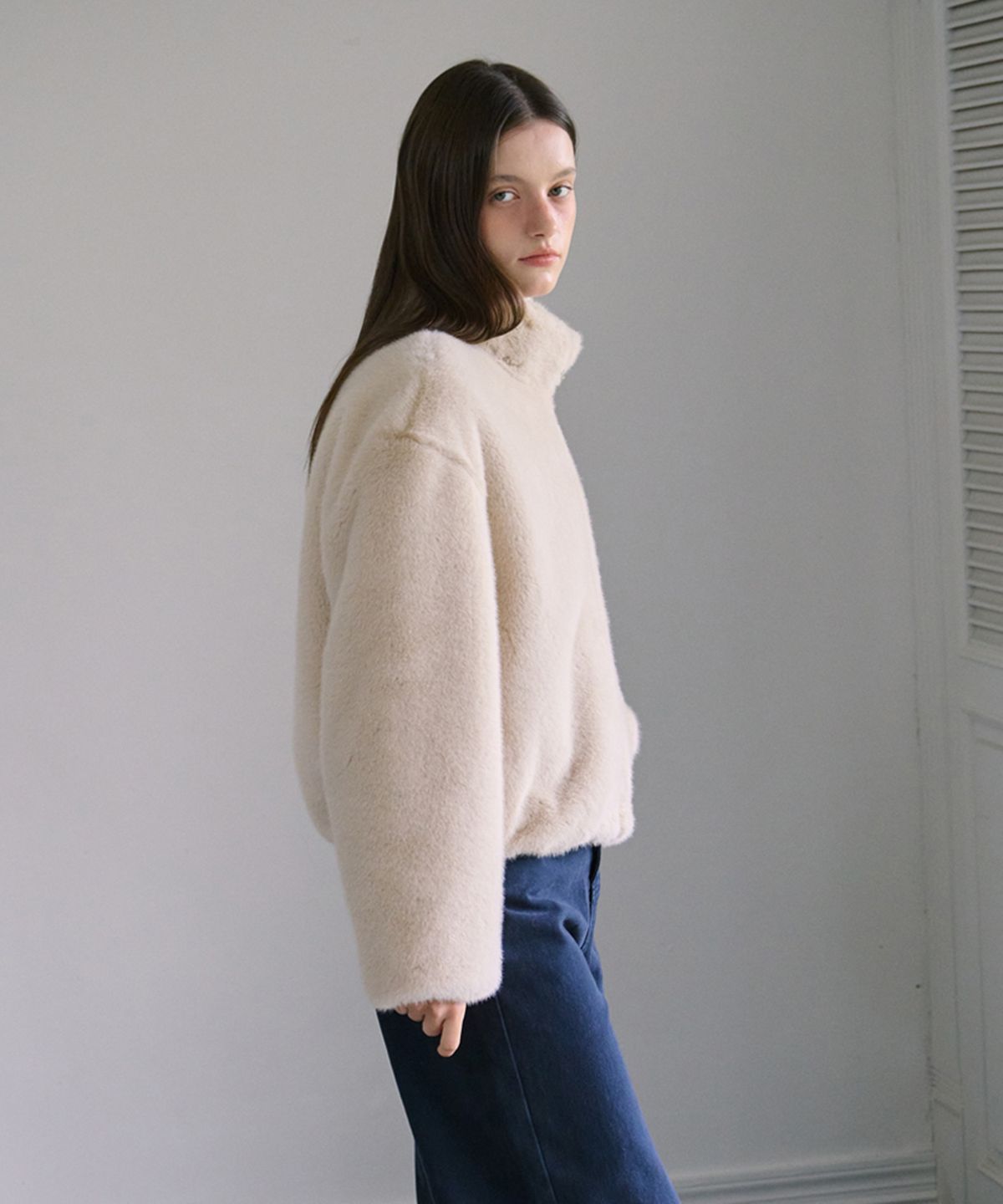아위(AHWE) FAKE FUR ZIP-UP JACKET_L BEIGE