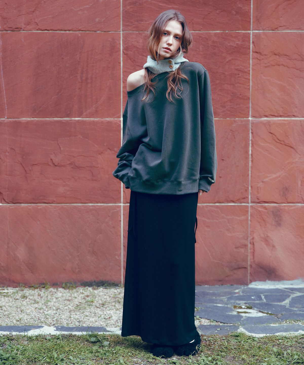 씨타(CITTA) Essential Off-shoulder Sweatshirts_CTT398(Charcoal)
