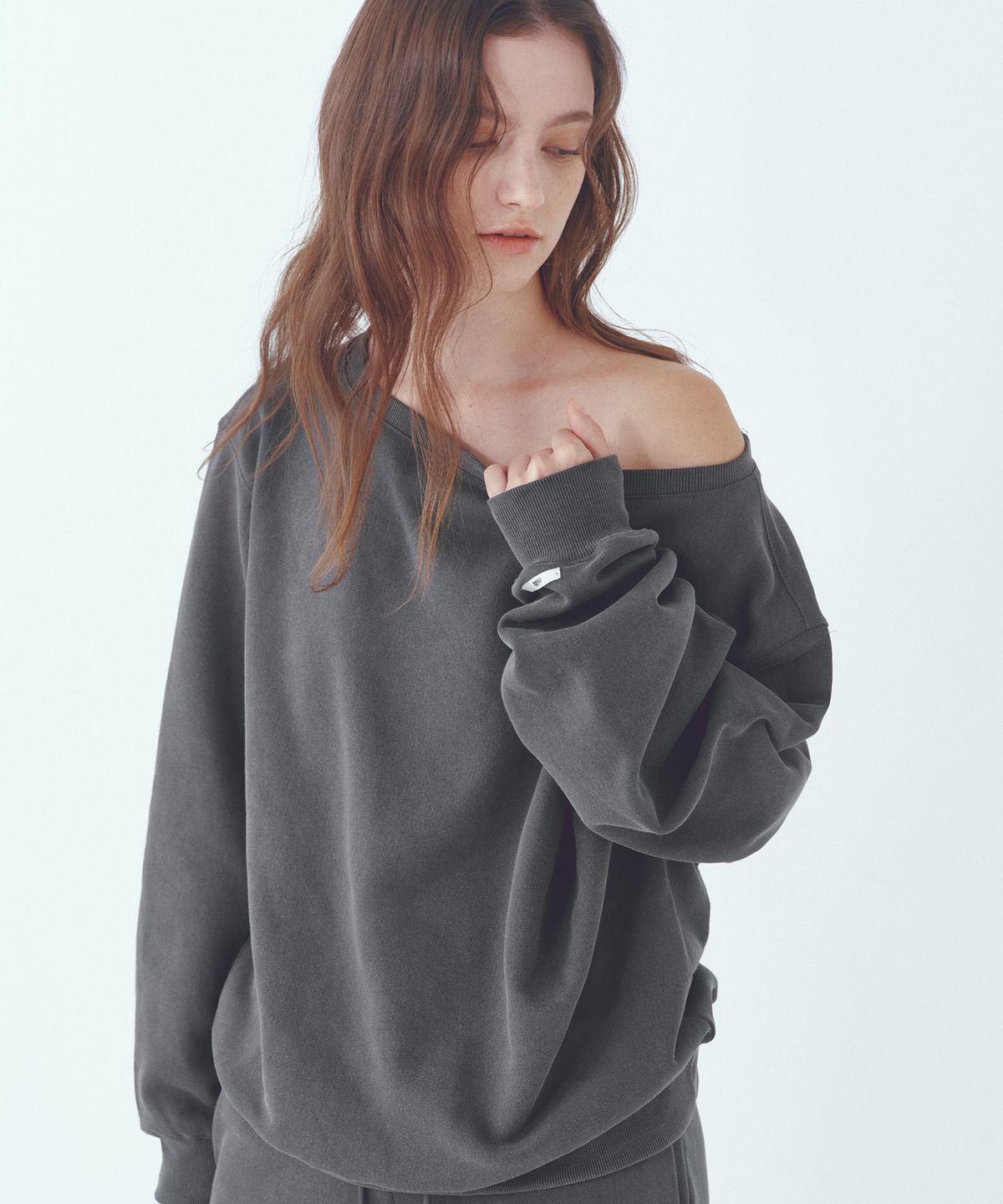 씨타(CITTA) Essential Off-shoulder Sweatshirts_CTT398(Charcoal)