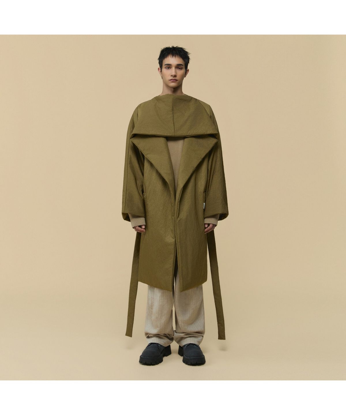 커스텀멜로우(CUSTOMELLOW) [HED MAYNER] Gold Back Slit Robe Coat CWCAW25994KHX