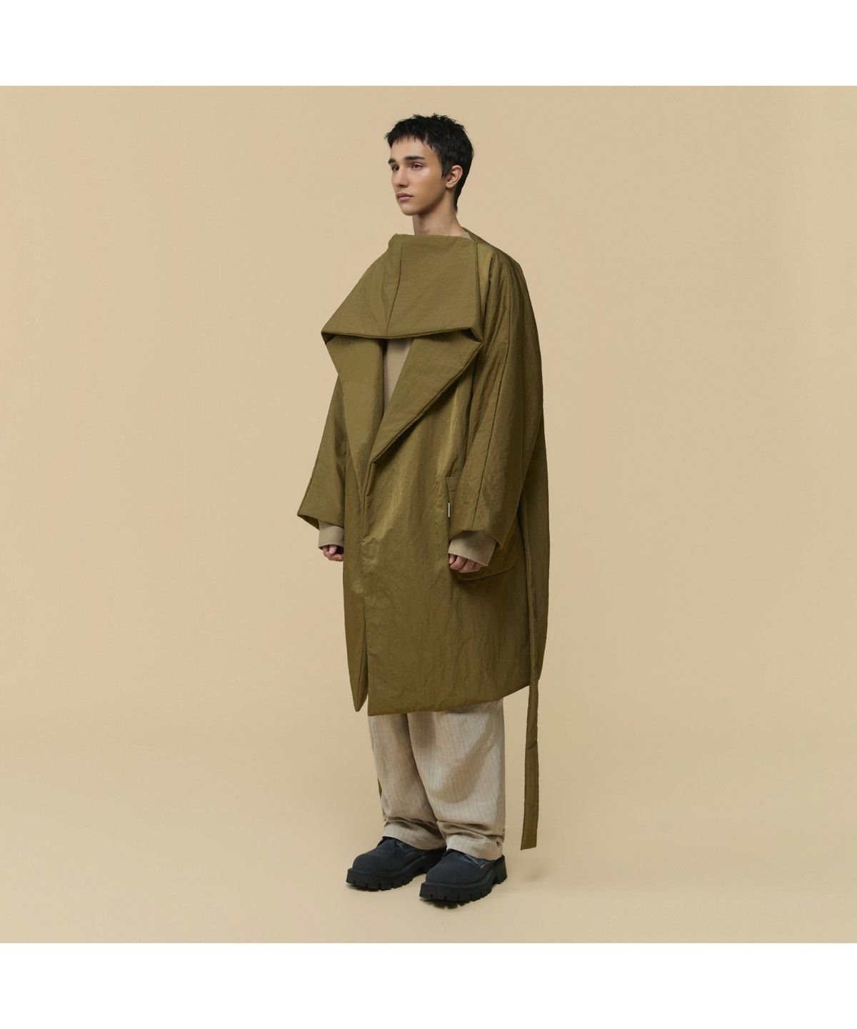 커스텀멜로우(CUSTOMELLOW) [HED MAYNER] Gold Back Slit Robe Coat CWCAW25994KHX