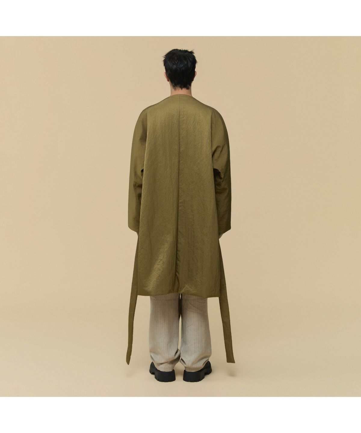 커스텀멜로우(CUSTOMELLOW) [HED MAYNER] Gold Back Slit Robe Coat CWCAW25994KHX