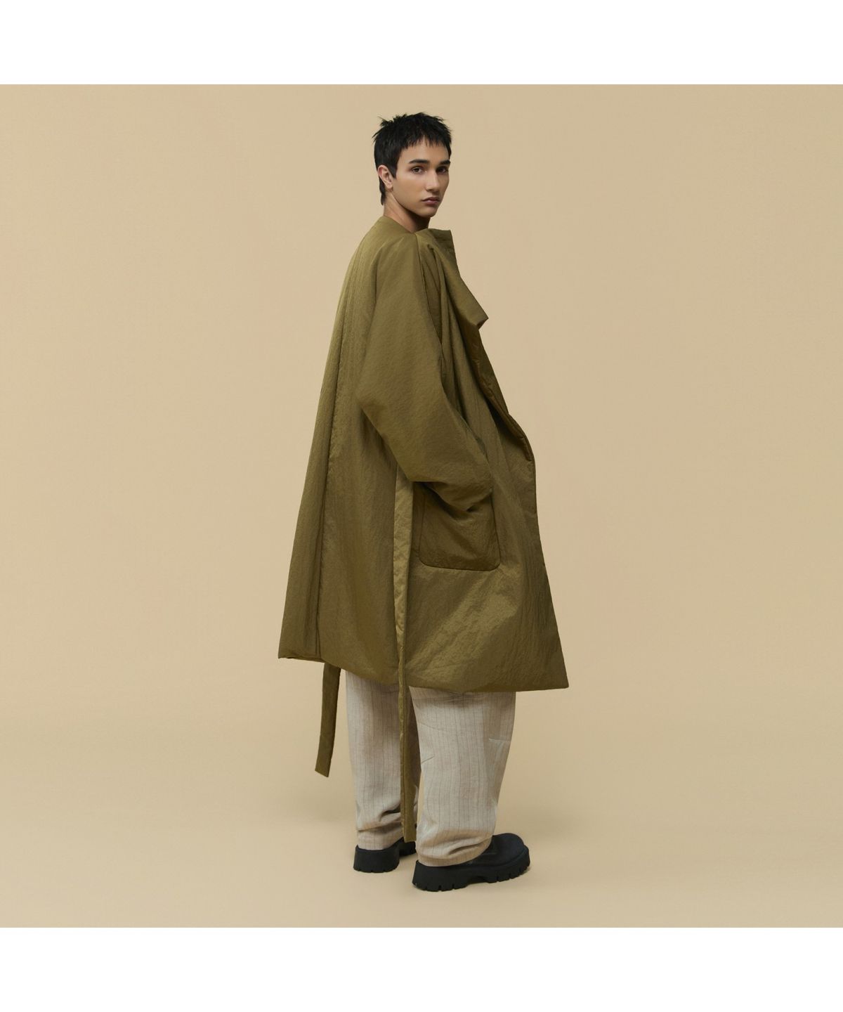 커스텀멜로우(CUSTOMELLOW) [HED MAYNER] Gold Back Slit Robe Coat CWCAW25994KHX
