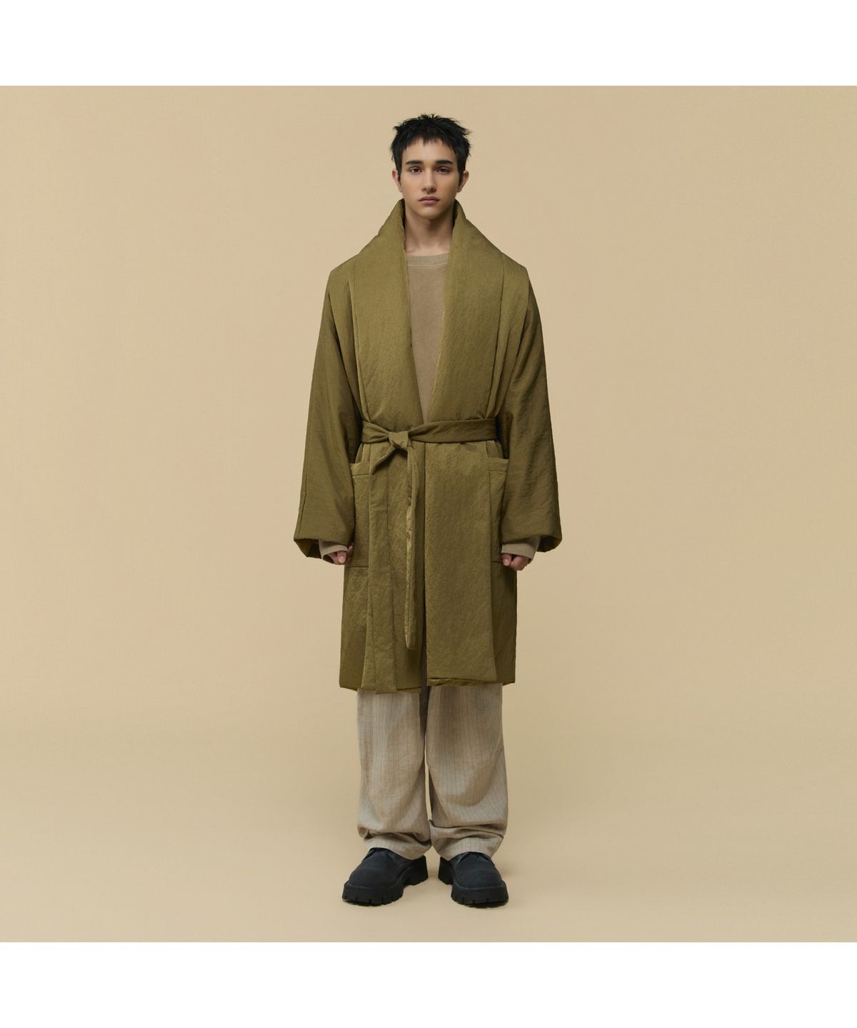 커스텀멜로우(CUSTOMELLOW) [HED MAYNER] Gold Back Slit Robe Coat CWCAW25994KHX