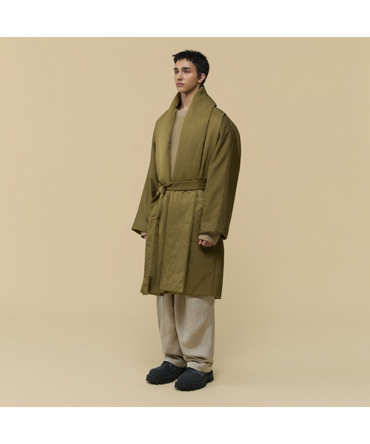 커스텀멜로우(CUSTOMELLOW) [HED MAYNER] Gold Back Slit Robe Coat CWCAW25994KHX