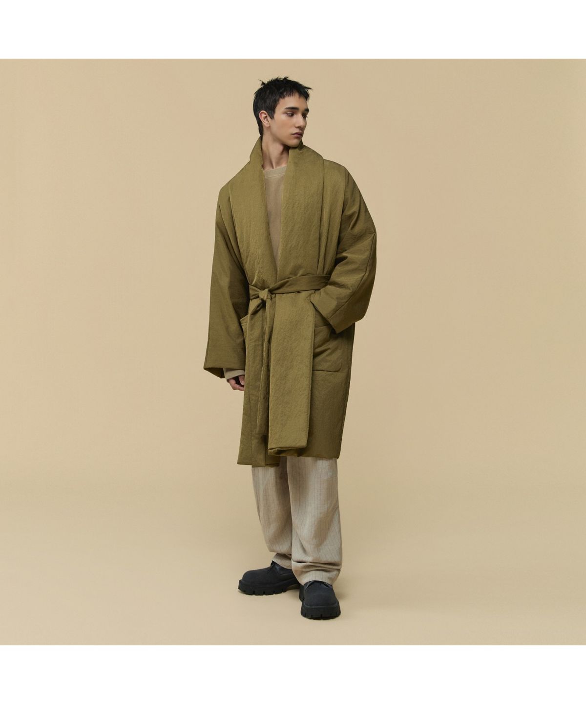 커스텀멜로우(CUSTOMELLOW) [HED MAYNER] Gold Back Slit Robe Coat CWCAW25994KHX