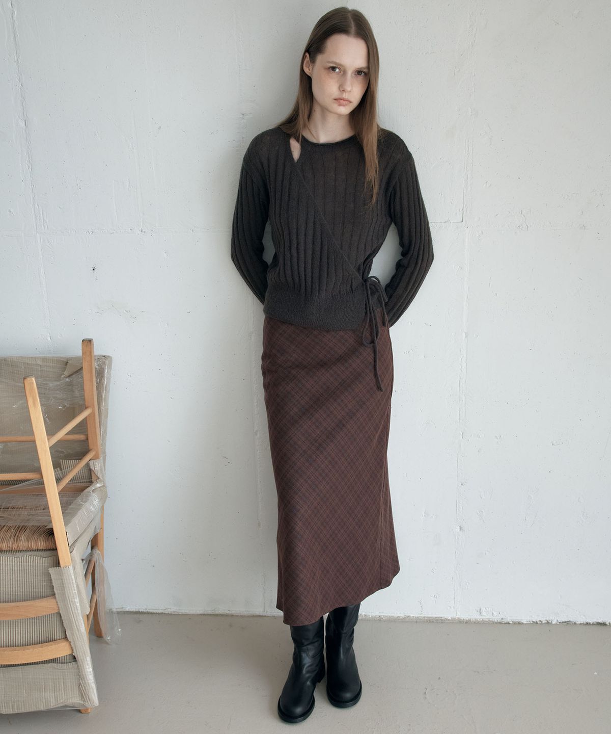 아위(AHWE) CHECK FLARED SKIRT_BRICK