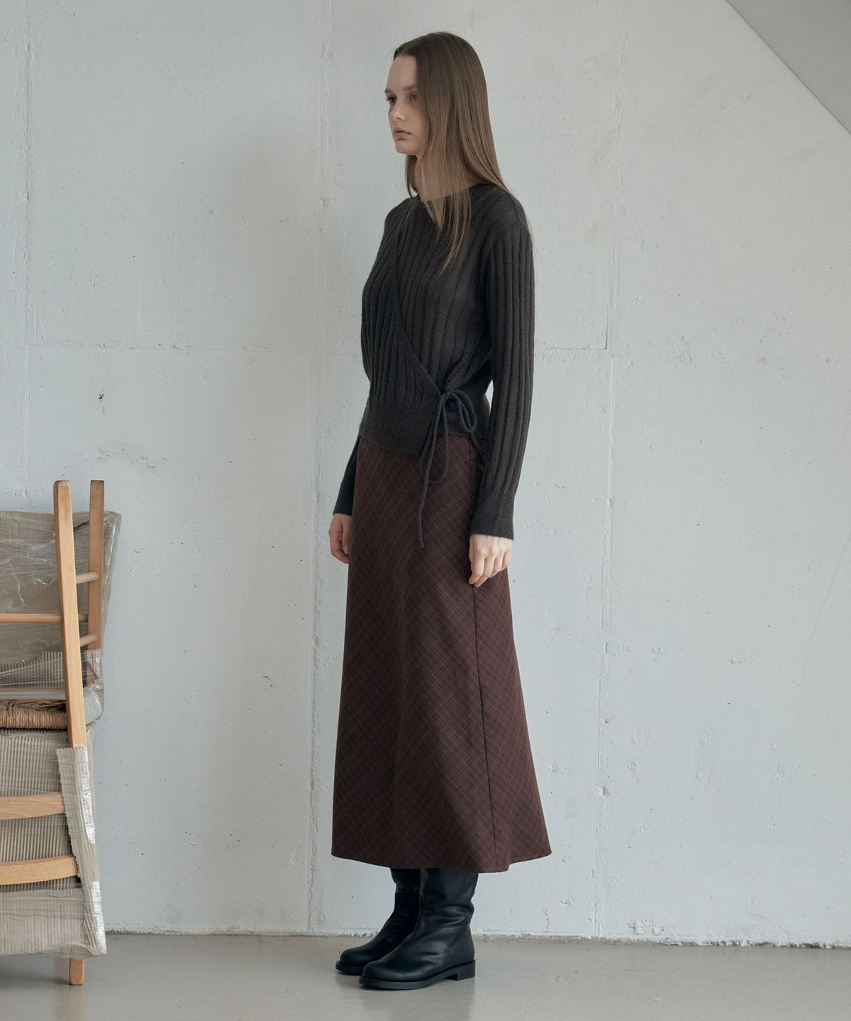 아위(AHWE) CHECK FLARED SKIRT_BRICK