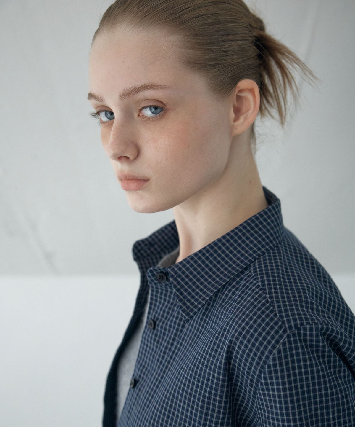 아위(AHWE) CHECK SLIM-FIT SHIRTS_NAVY