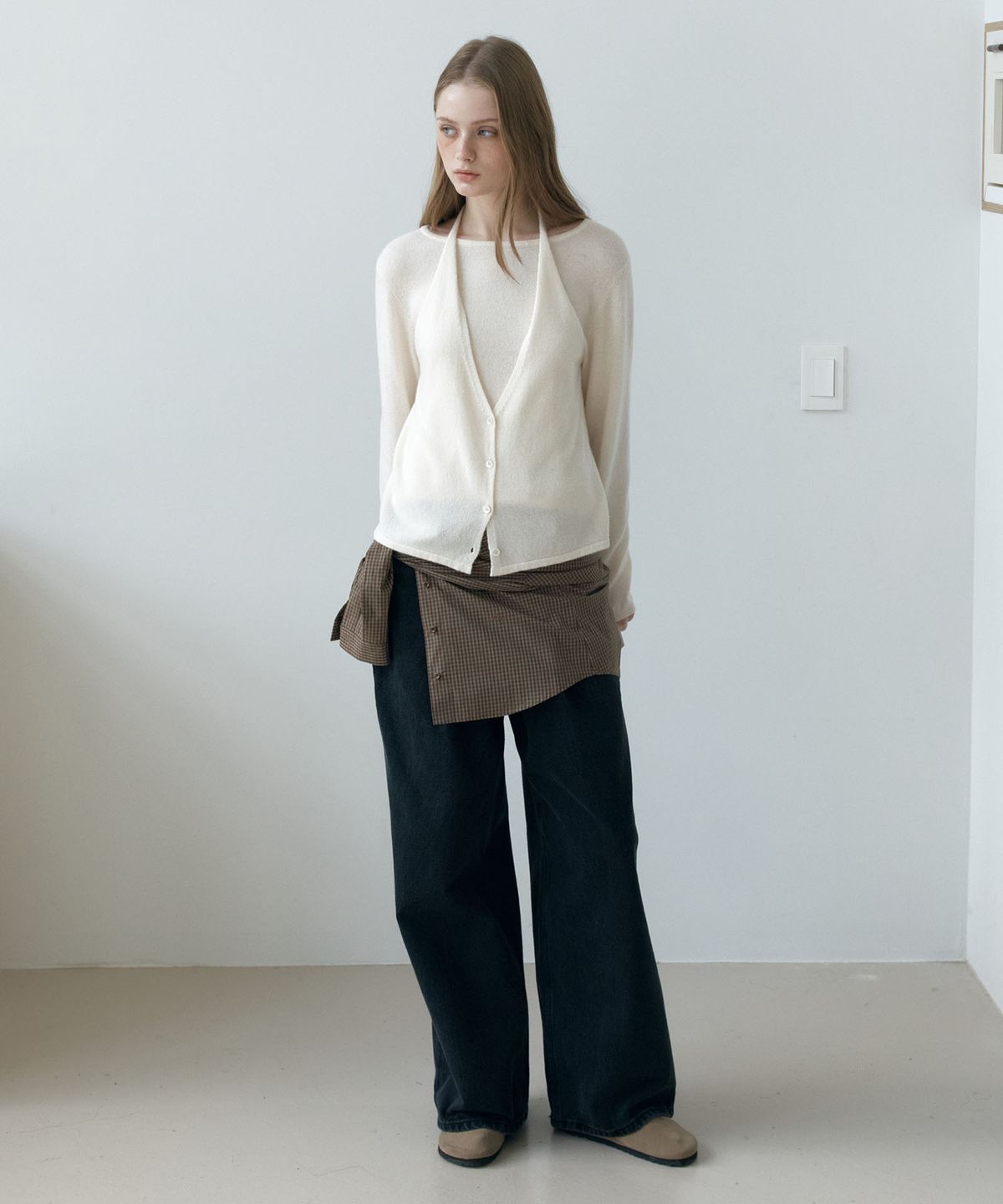 아위(AHWE) HALTER SLIT KNIT_IVORY