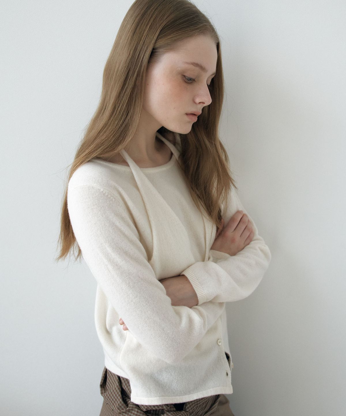 아위(AHWE) HALTER SLIT KNIT_IVORY