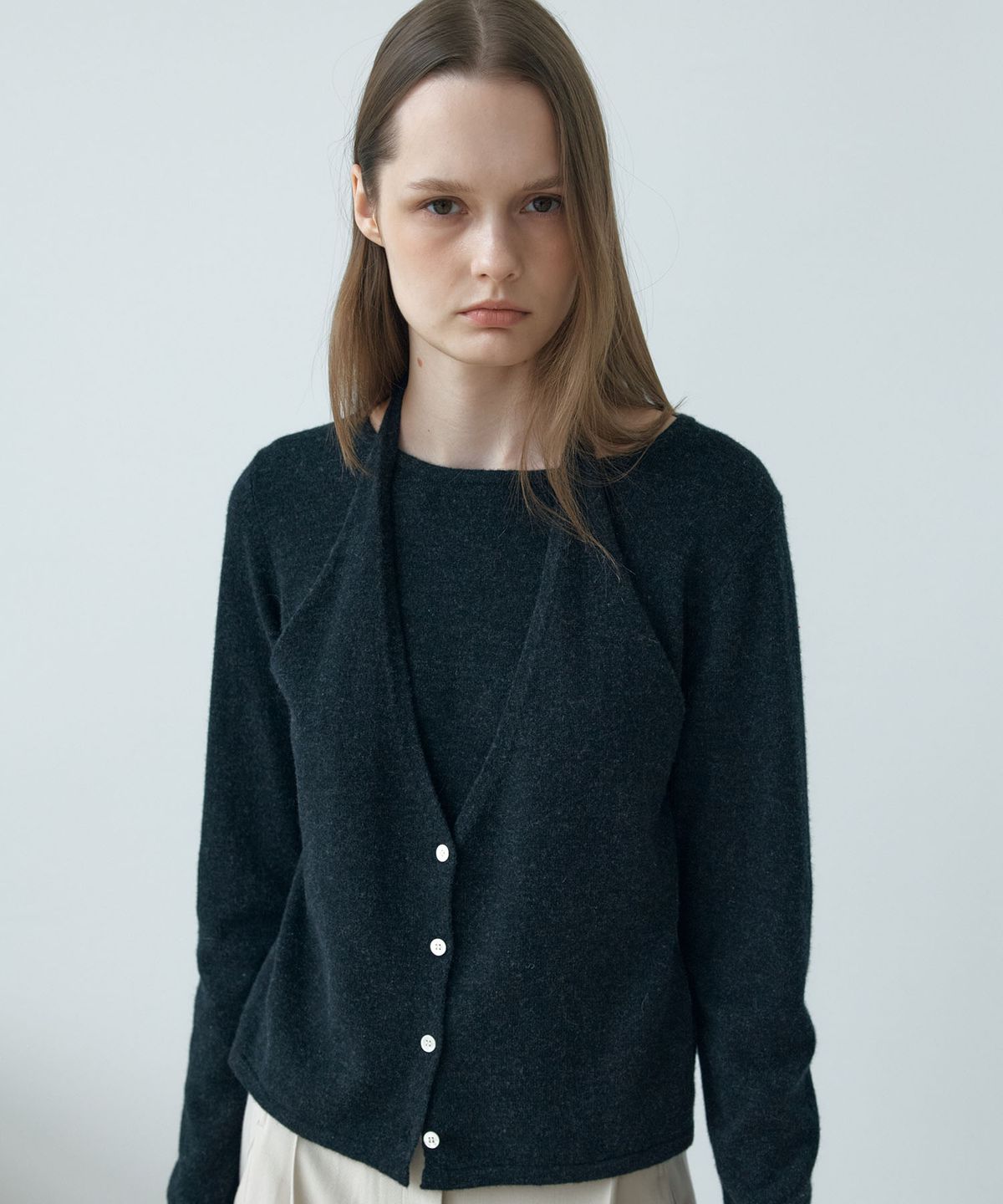 아위(AHWE) HALTER SLIT KNIT_CHARCOAL