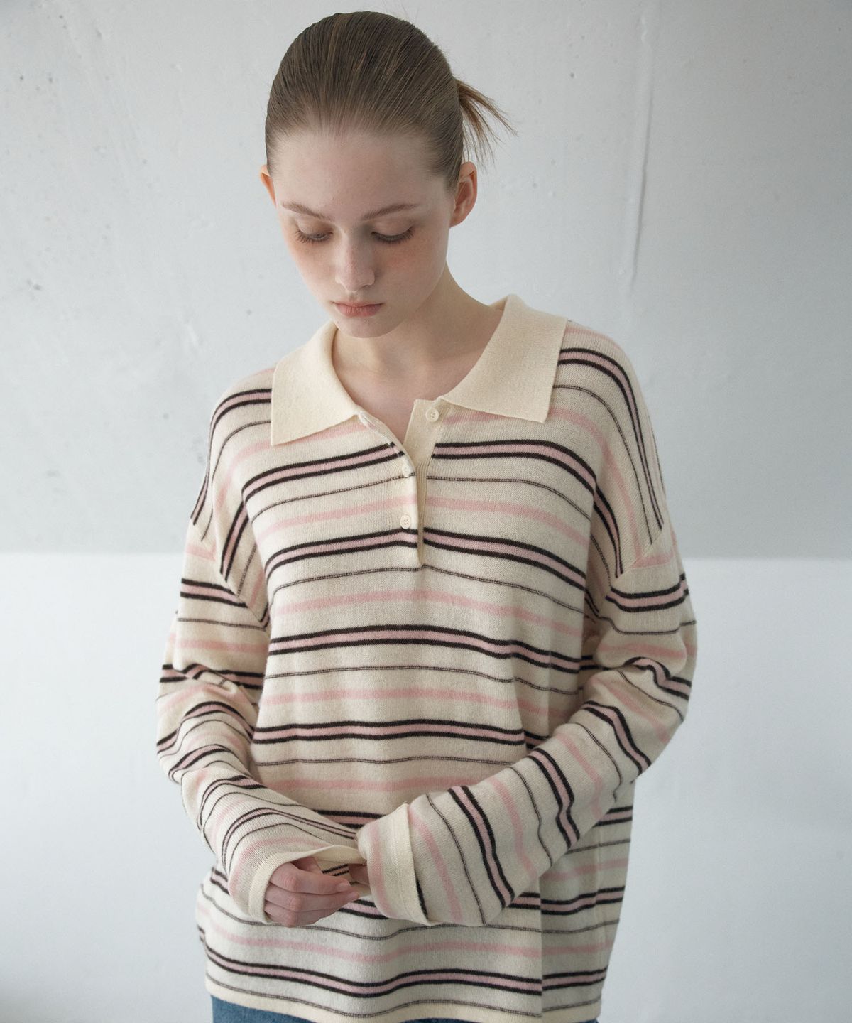 아위(AHWE) MULTI STRIPE COLLAR KNIT_L BEIGE