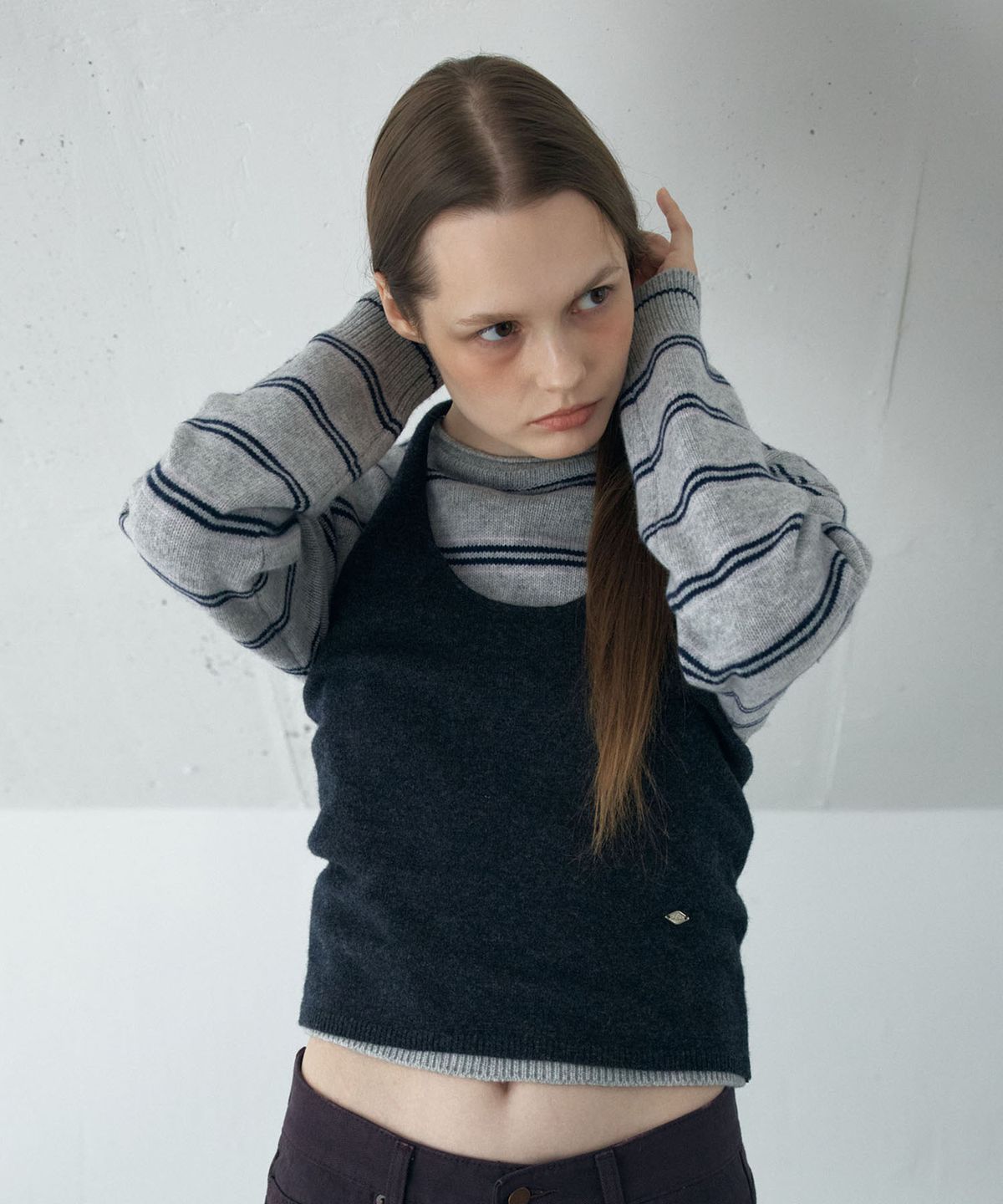 아위(AHWE) HALTER KNIT VEST_CHARCOAL