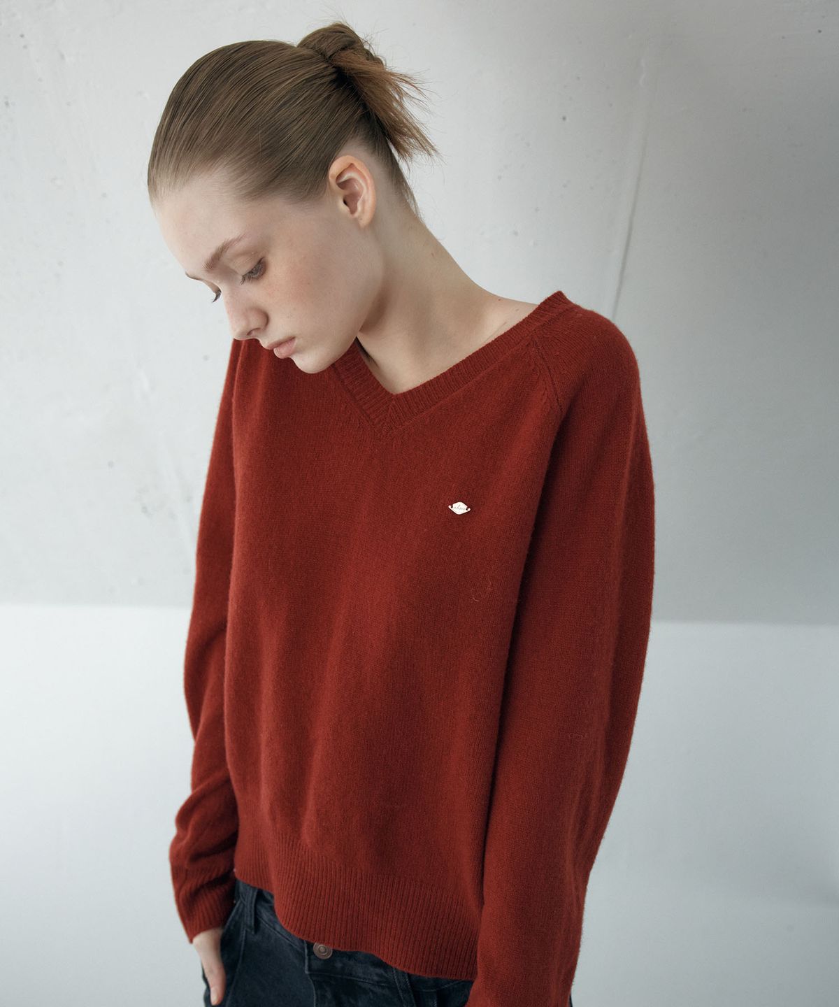 아위(AHWE) V-NECK RAGLAN KNIT_RED