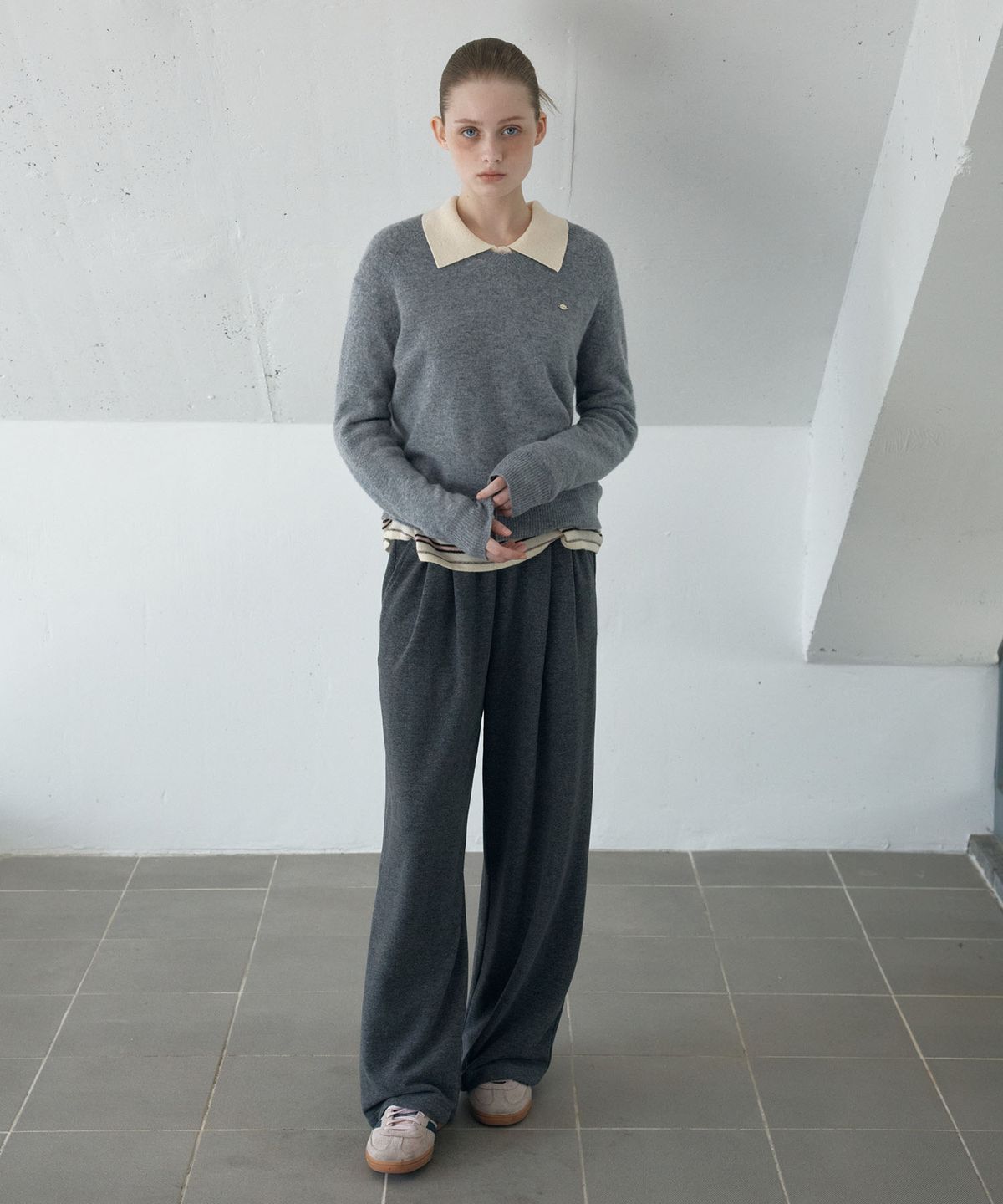 아위(AHWE) V-NECK RAGLAN KNIT_GREY