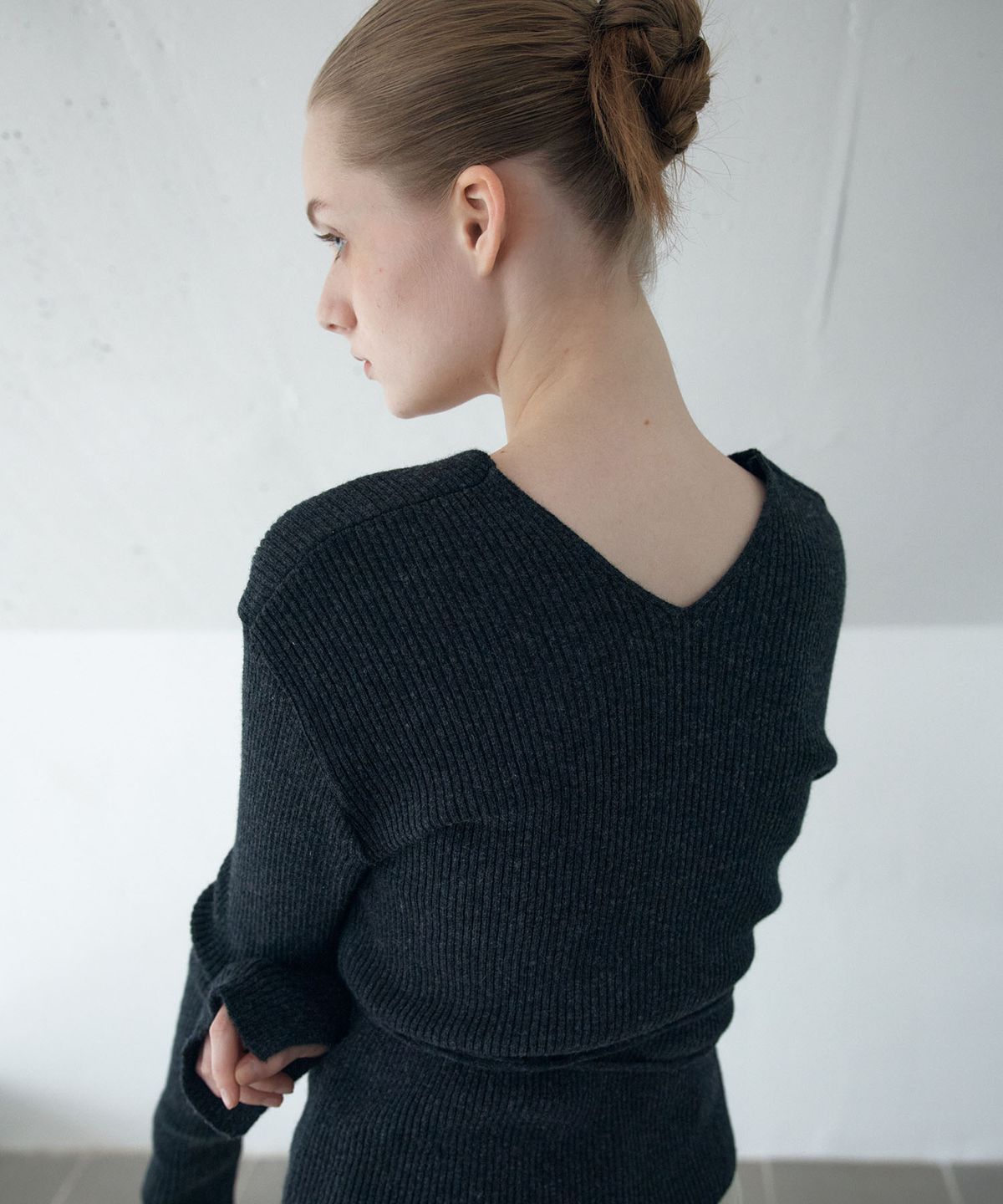 아위(AHWE) WOOL BLEND RIBBED WRAP KNIT_CHARCOAL