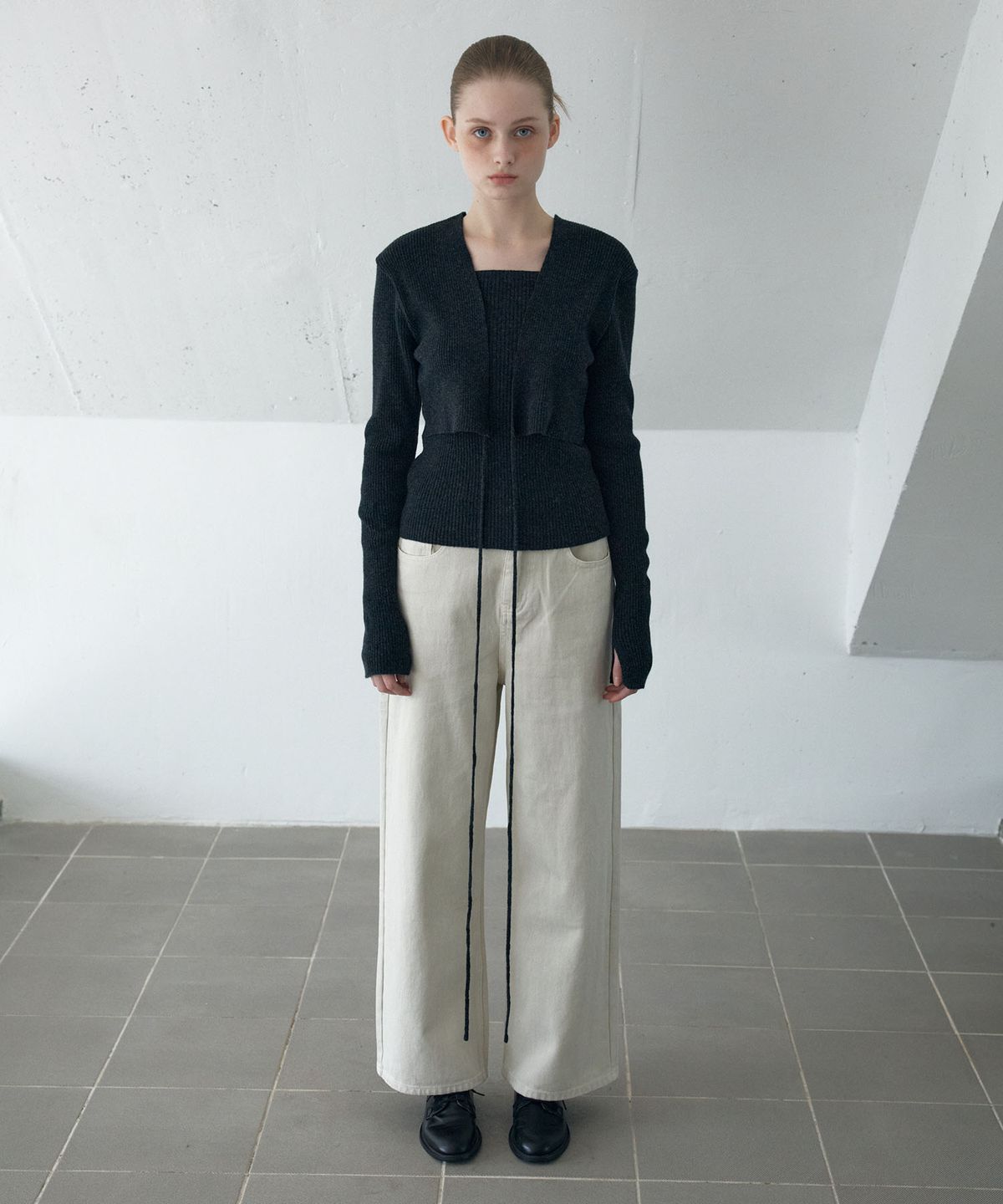 아위(AHWE) WOOL BLEND RIBBED WRAP KNIT_CHARCOAL