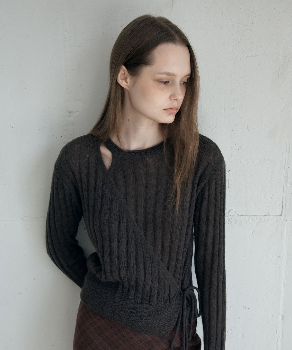 아위(AHWE) RIBBED WRAP PULL-OVER_D BRWON
