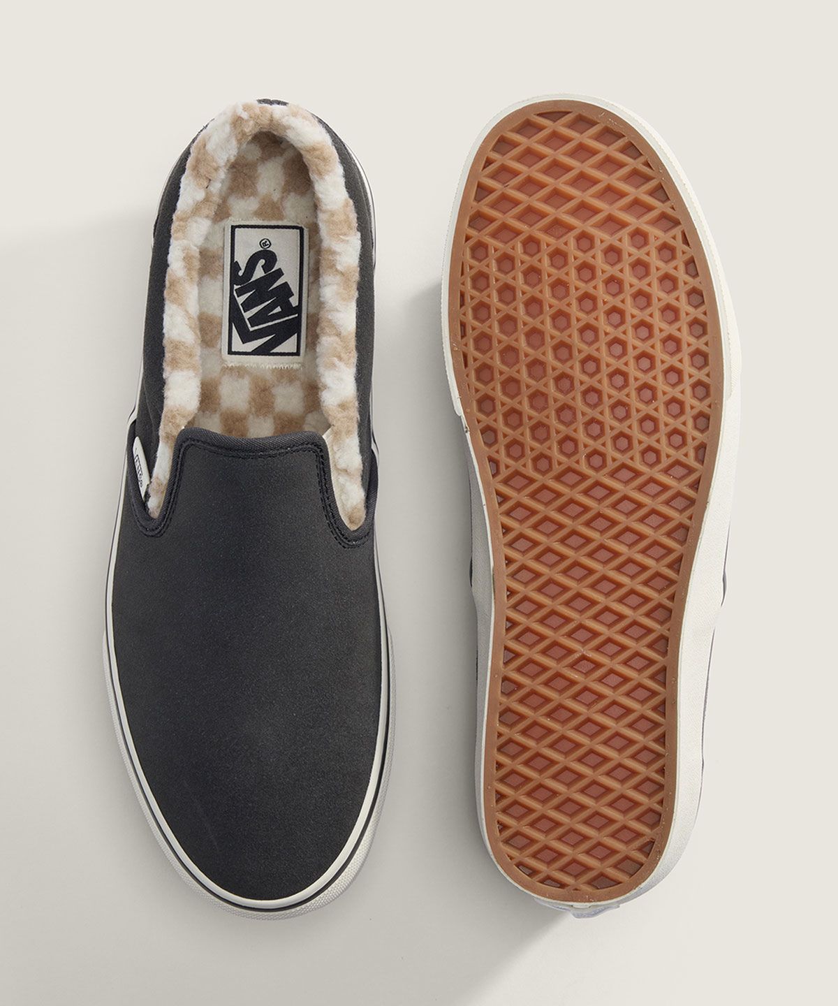 반스(VANS) 클래식 슬립온 - (코지 허그) 페이디드 블랙 / VN000BVZEMV1