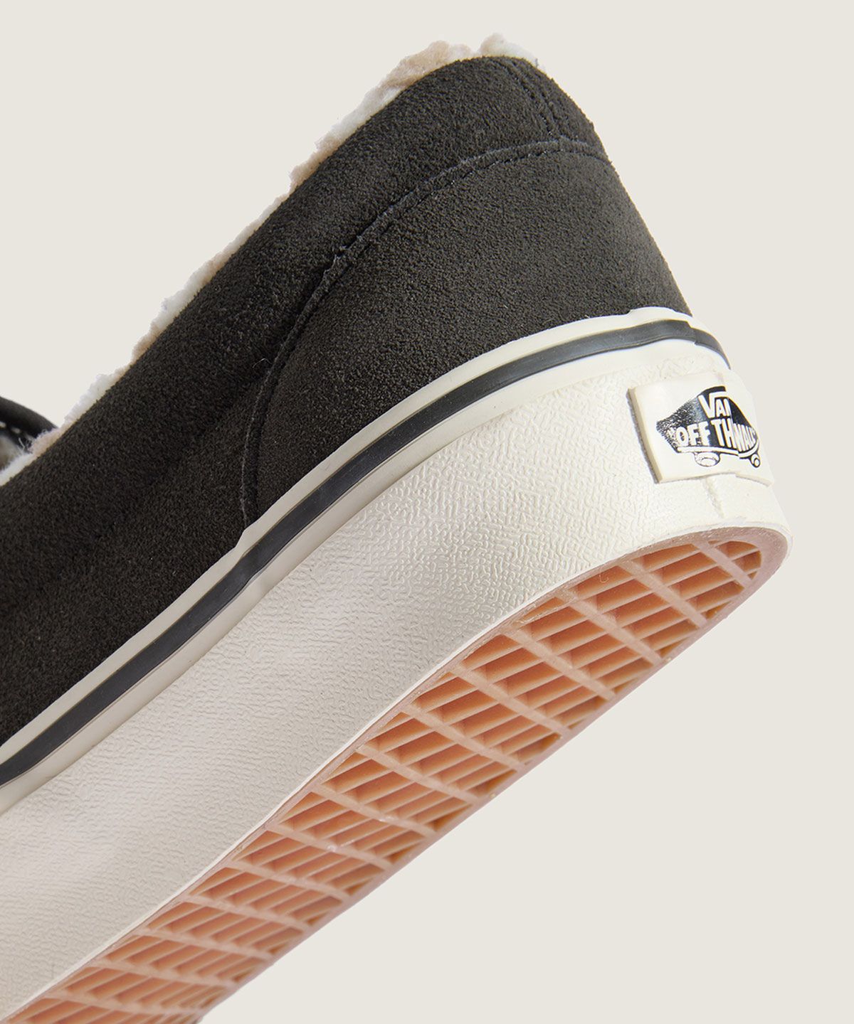 반스(VANS) 클래식 슬립온 - (코지 허그) 페이디드 블랙 / VN000BVZEMV1