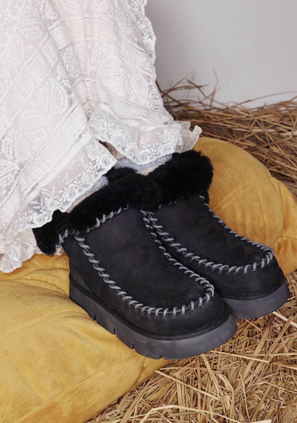 MUSINSA | YASE Songe Songe x Yase Hand Swing Natural Wool Boots Black