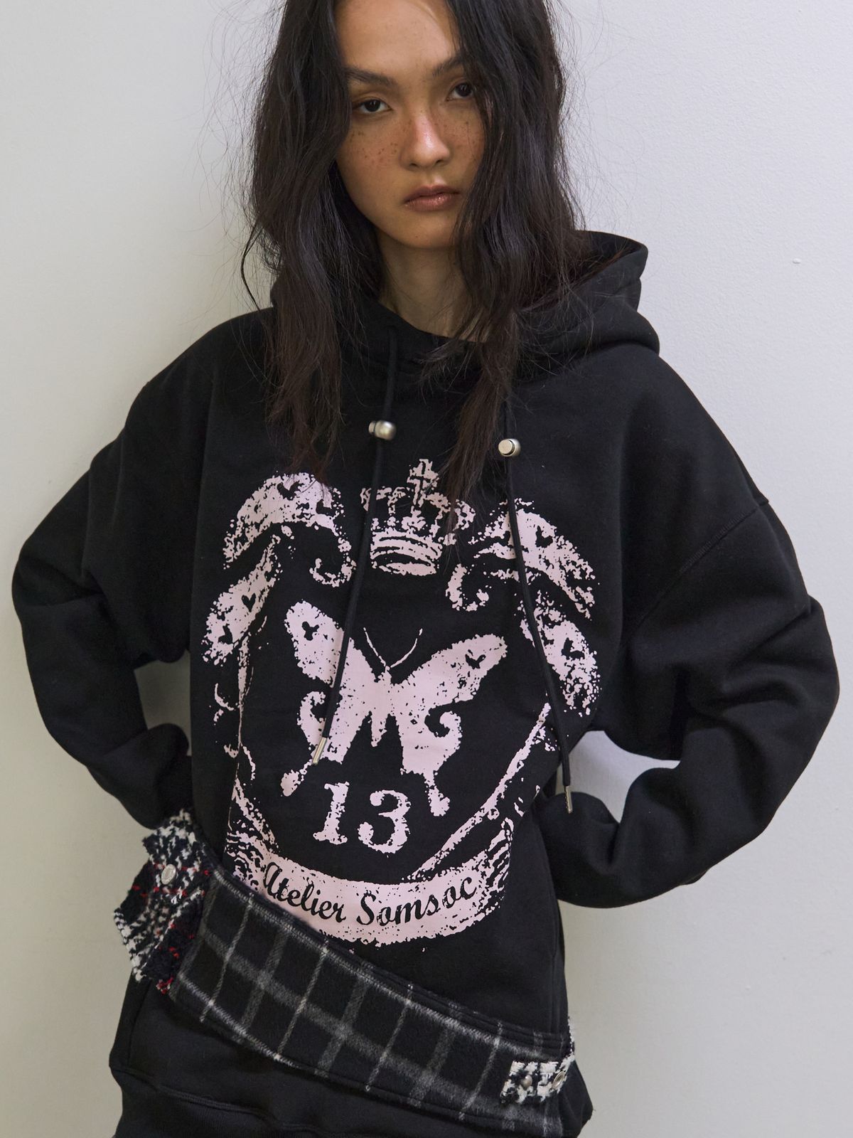 솜속(SOMSOC) RONNE SYMBOL ARTWORK HOODIE _BLACK