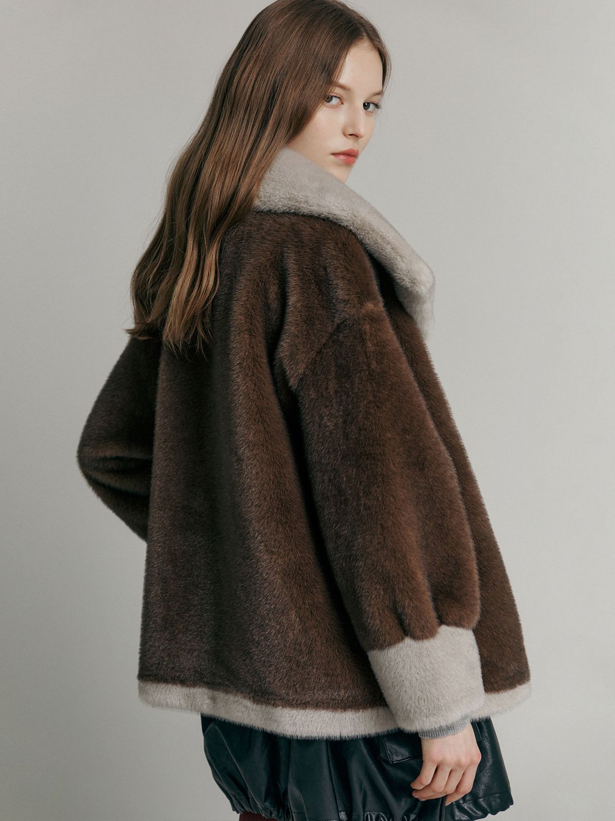 마쟈(MAXZA) 와이드 카라 배색 페이크퍼 무스탕 자켓