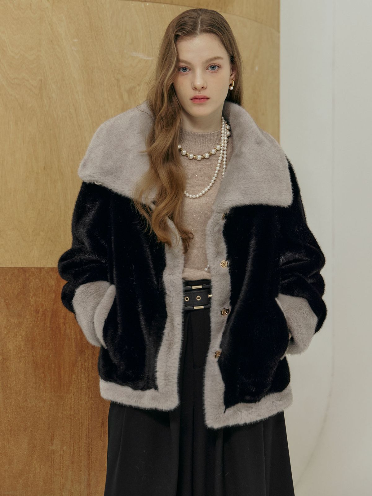 마쟈(MAXZA) 와이드 카라 배색 페이크퍼 무스탕 자켓