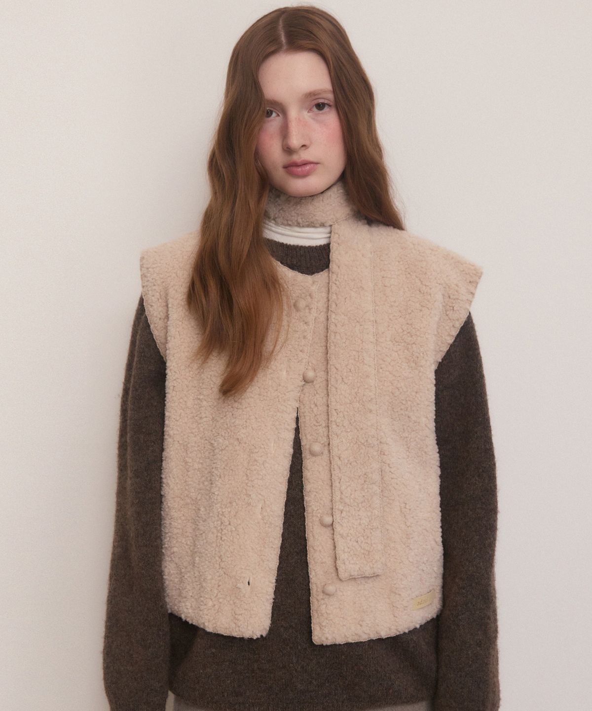 어다울(ADAUL) Suede button fleece muffler vest set - ash beige