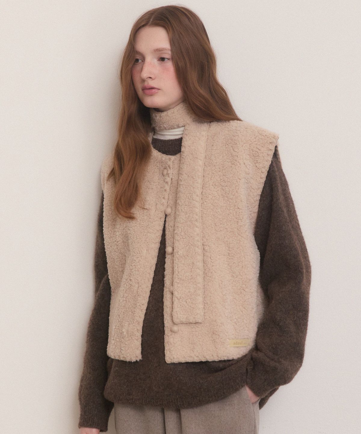 어다울(ADAUL) Suede button fleece muffler vest set - ash beige