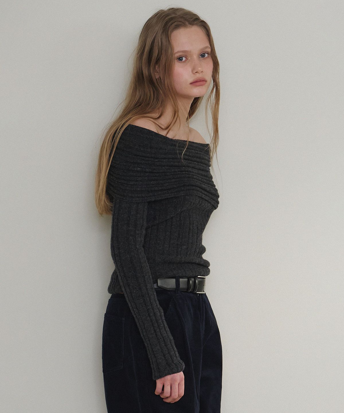 하우스 오브 폰드(HOUSE OF POND) Merino Wool Blended Off-Shoulder Sweater_Charcoal